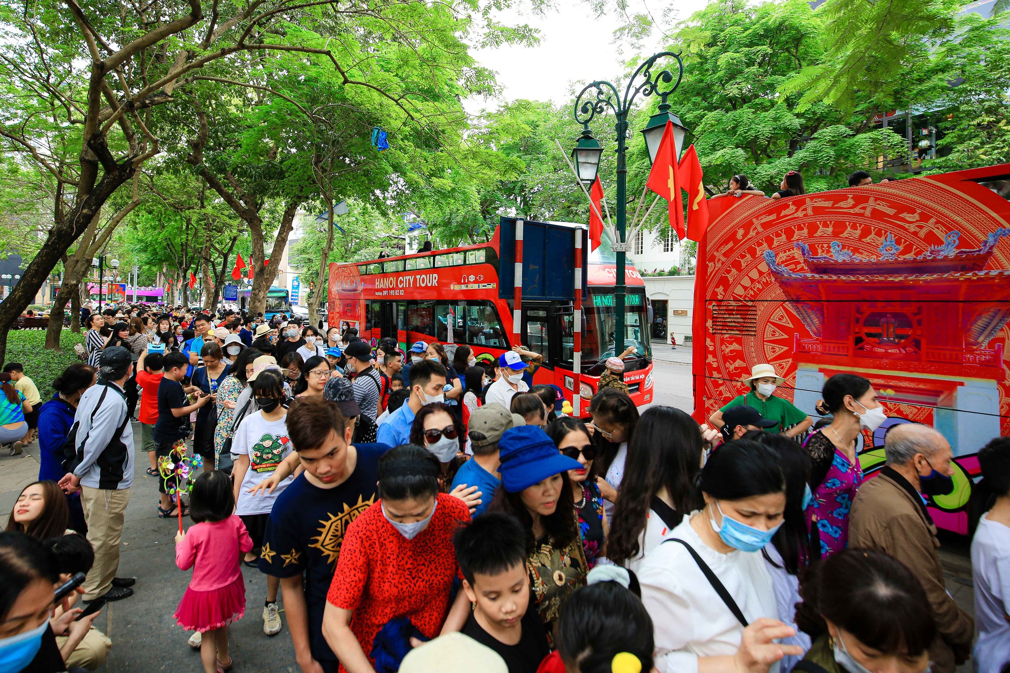 CLIP: Hàng ngàn người xếp hàng 4,5 tiếng để đi xe buýt 2 tầng ngắm Hà Nội - Ảnh 9.