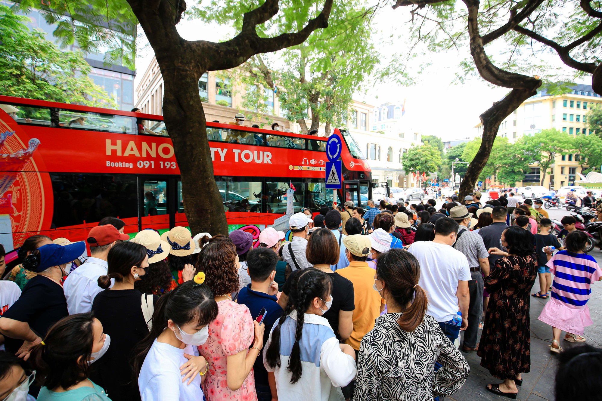 CLIP: Hàng ngàn người xếp hàng 4,5 tiếng để đi xe buýt 2 tầng ngắm Hà Nội - Ảnh 6.