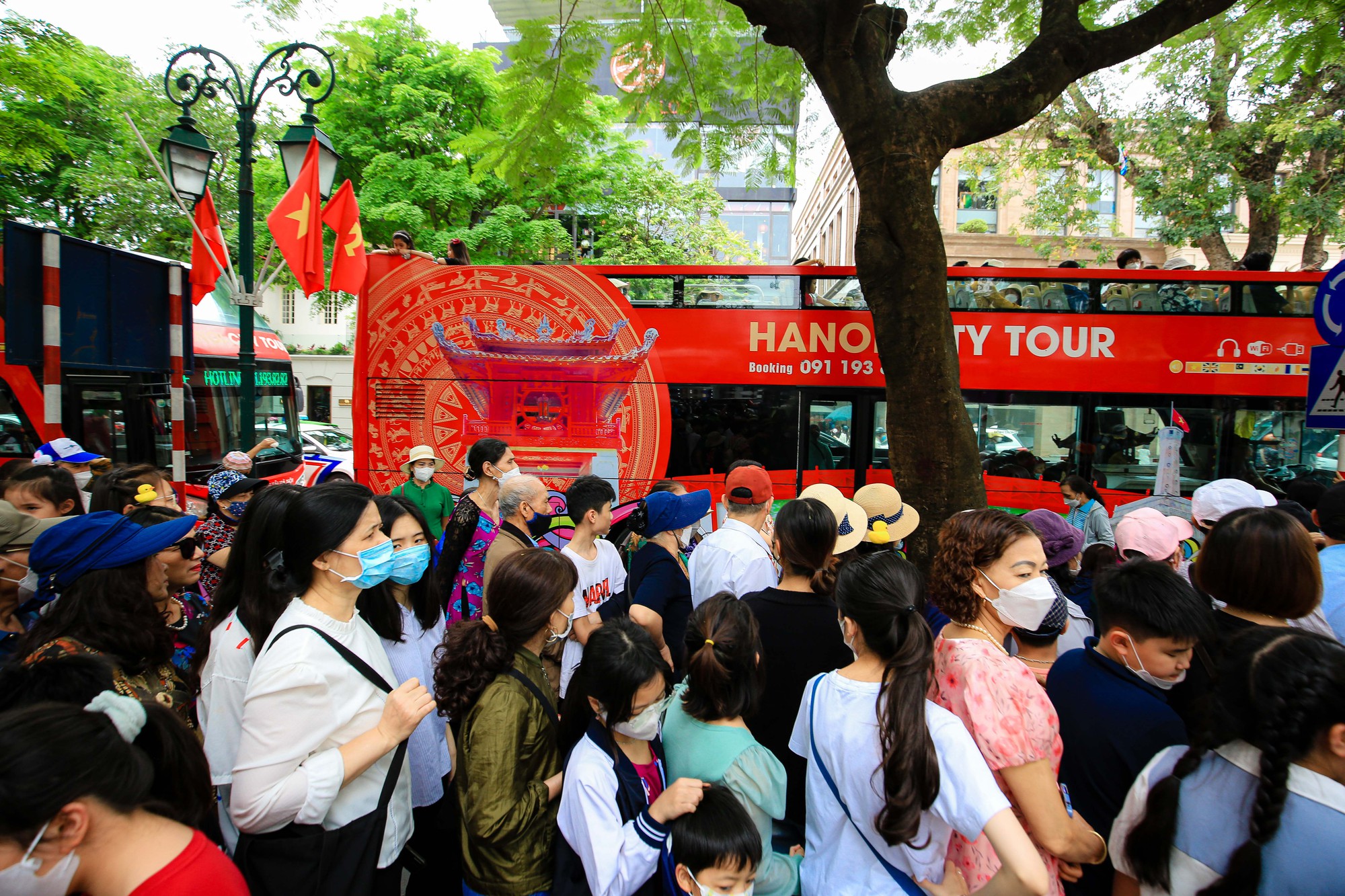 CLIP: Hàng ngàn người xếp hàng 4,5 tiếng để đi xe buýt 2 tầng ngắm Hà Nội - Ảnh 8.