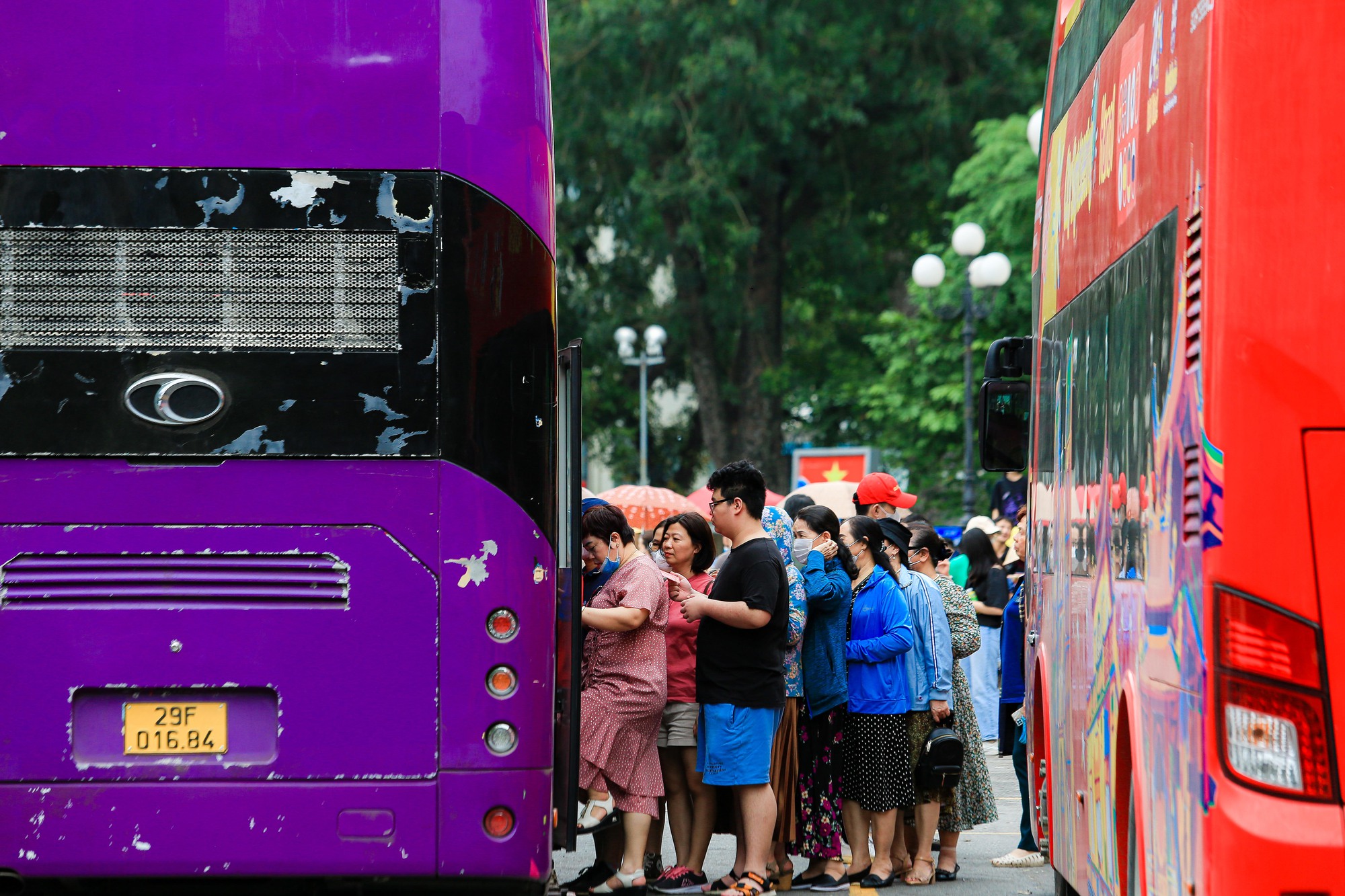 CLIP: Hàng ngàn người xếp hàng 4,5 tiếng để đi xe buýt 2 tầng ngắm Hà Nội - Ảnh 14.