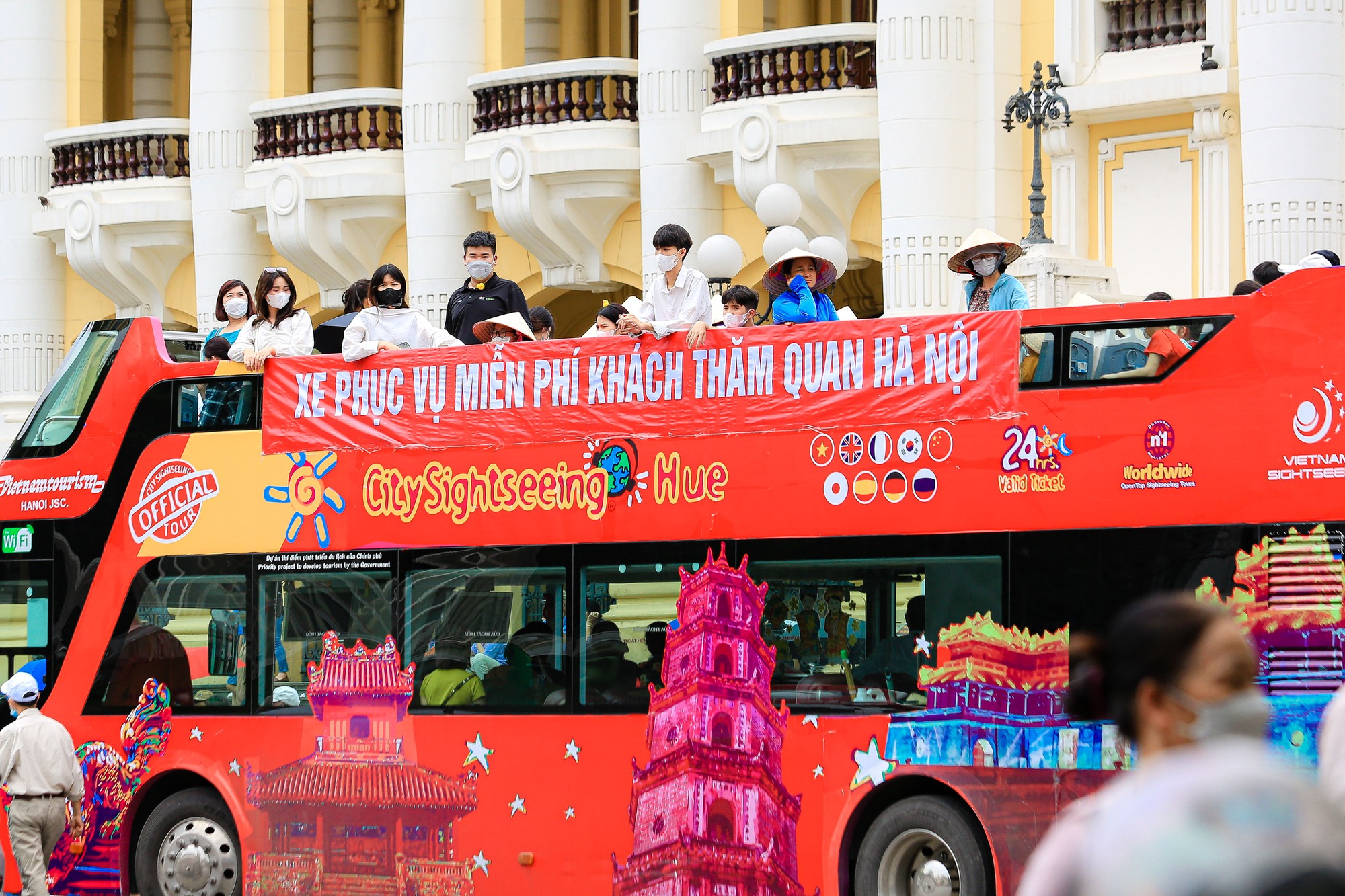 CLIP: Hàng ngàn người xếp hàng 4,5 tiếng để đi xe buýt 2 tầng ngắm Hà Nội - Ảnh 2.