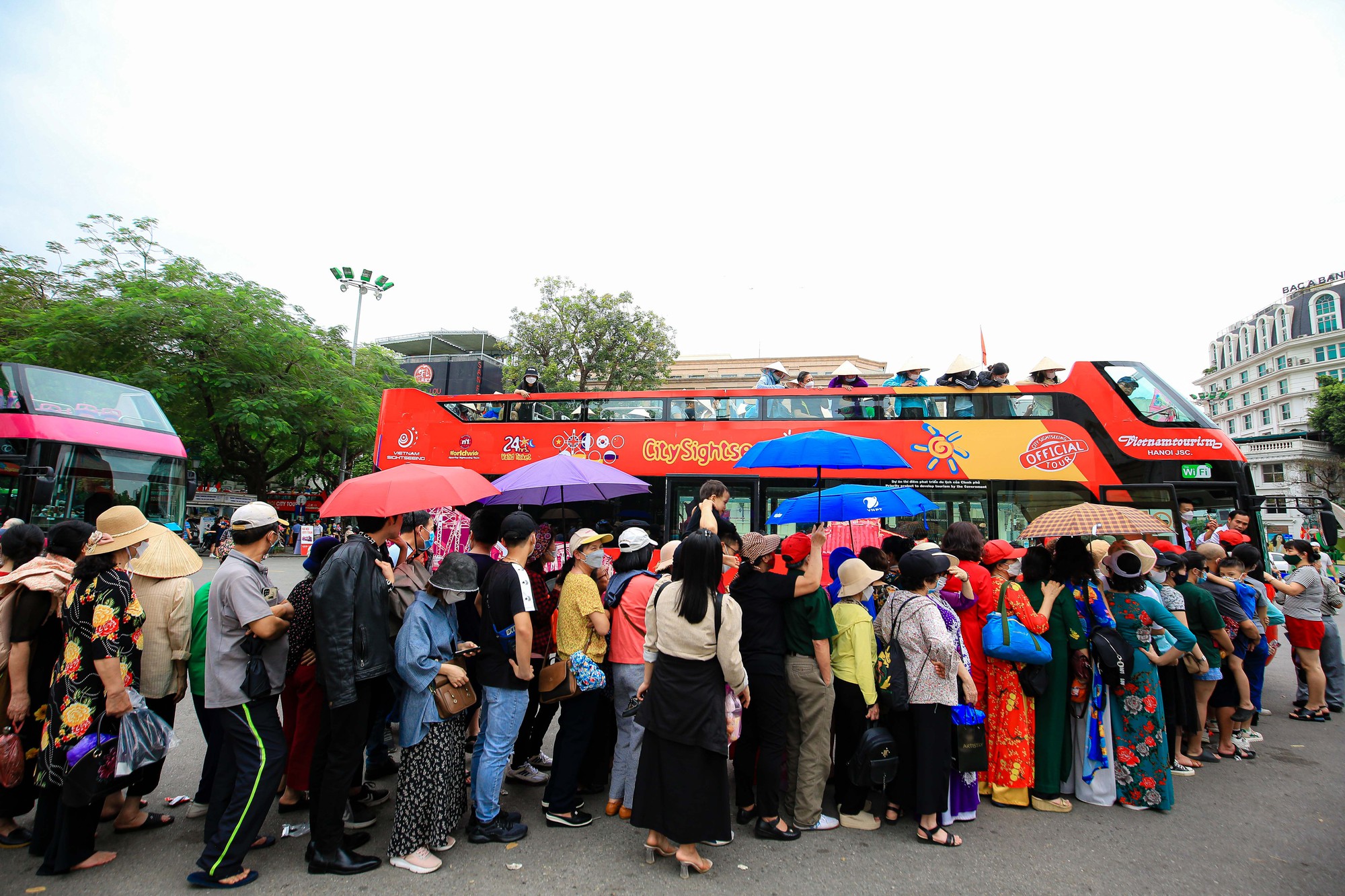 CLIP: Hàng ngàn người xếp hàng 4,5 tiếng để đi xe buýt 2 tầng ngắm Hà Nội - Ảnh 13.