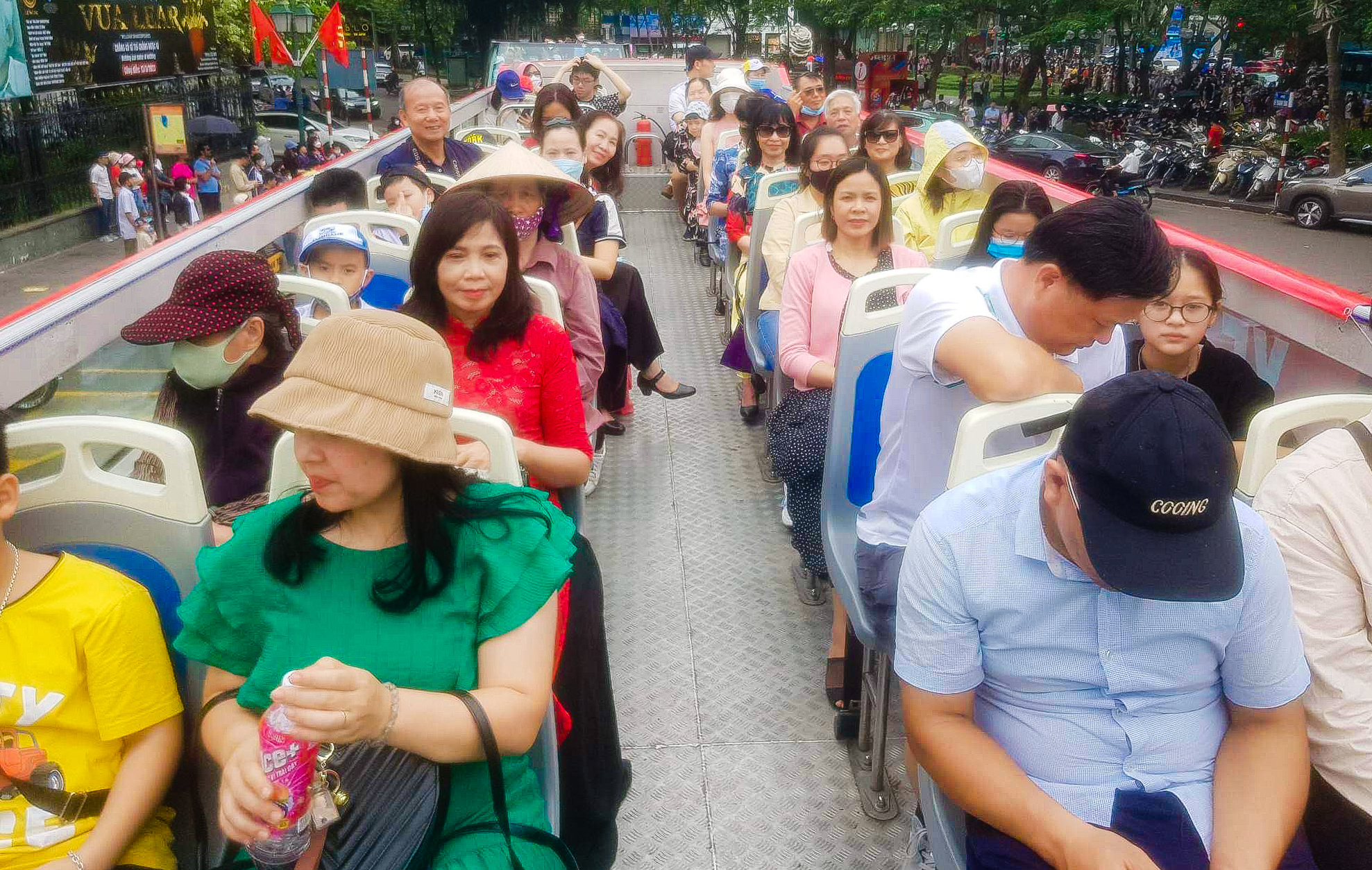CLIP: Hàng ngàn người xếp hàng 4,5 tiếng để đi xe buýt 2 tầng ngắm Hà Nội - Ảnh 15.