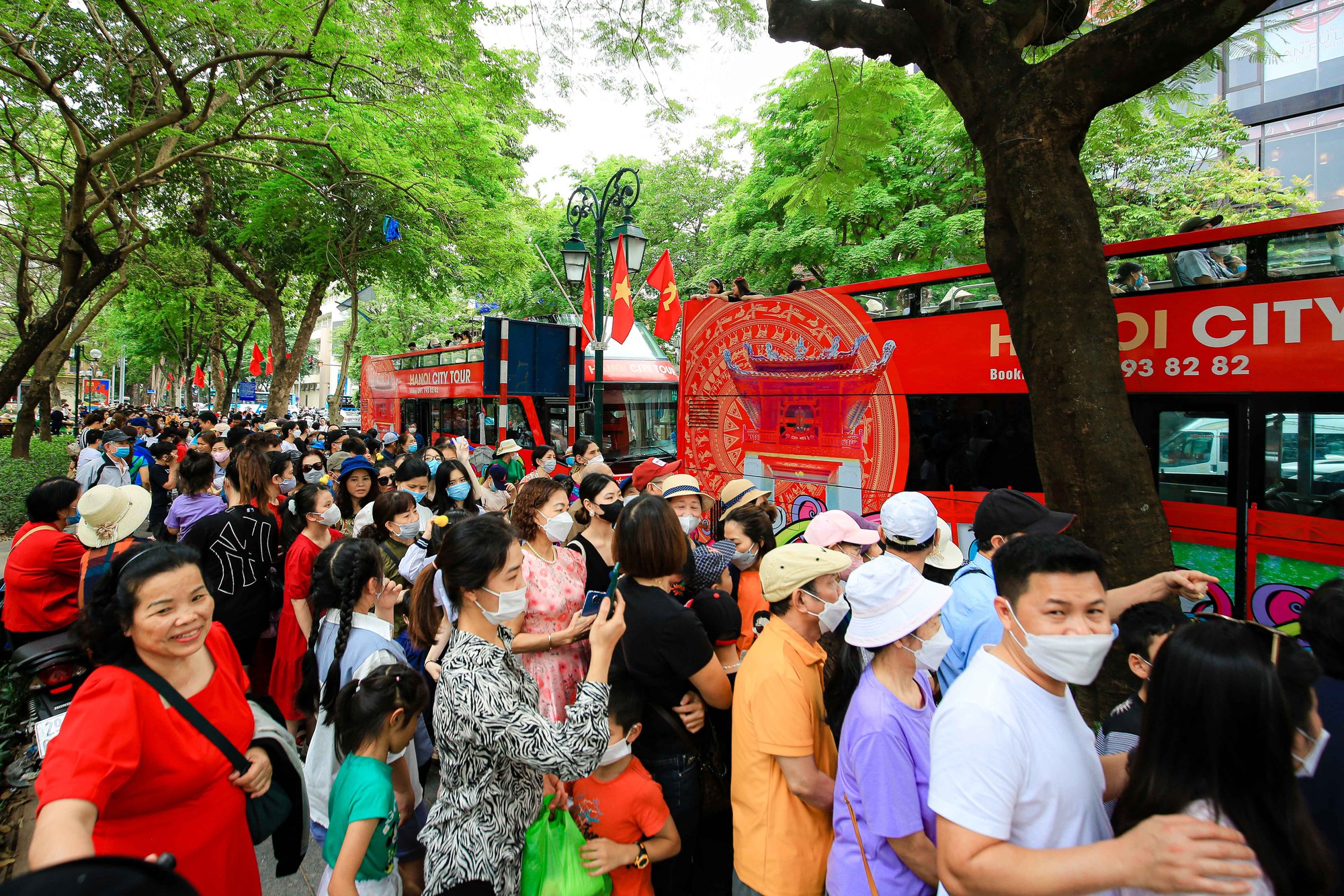 CLIP: Hàng ngàn người xếp hàng 4,5 tiếng để đi xe buýt 2 tầng ngắm Hà Nội - Ảnh 5.