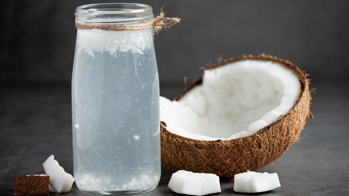 Alasan untuk mencuci muka dengan air kelapa di musim panas - Foto 1. Lý do nên rửa mặt bằng nước dừa vào mùa hè - Ảnh 1.