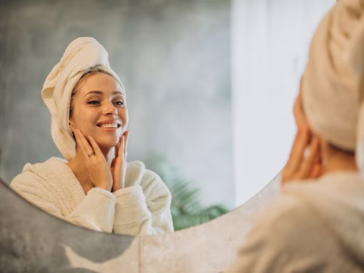 Alasan untuk mencuci muka dengan air kelapa di musim panas - Foto 2. Lý do nên rửa mặt bằng nước dừa vào mùa hè - Ảnh 2.