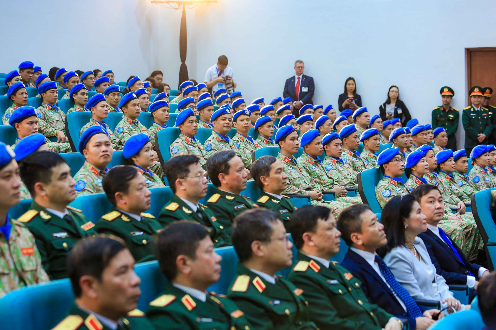 Chủ tịch nước Võ Văn Thưởng và Toàn quyền Úc thăm Cục Gìn giữ hòa bình Việt Nam - Ảnh 5.
