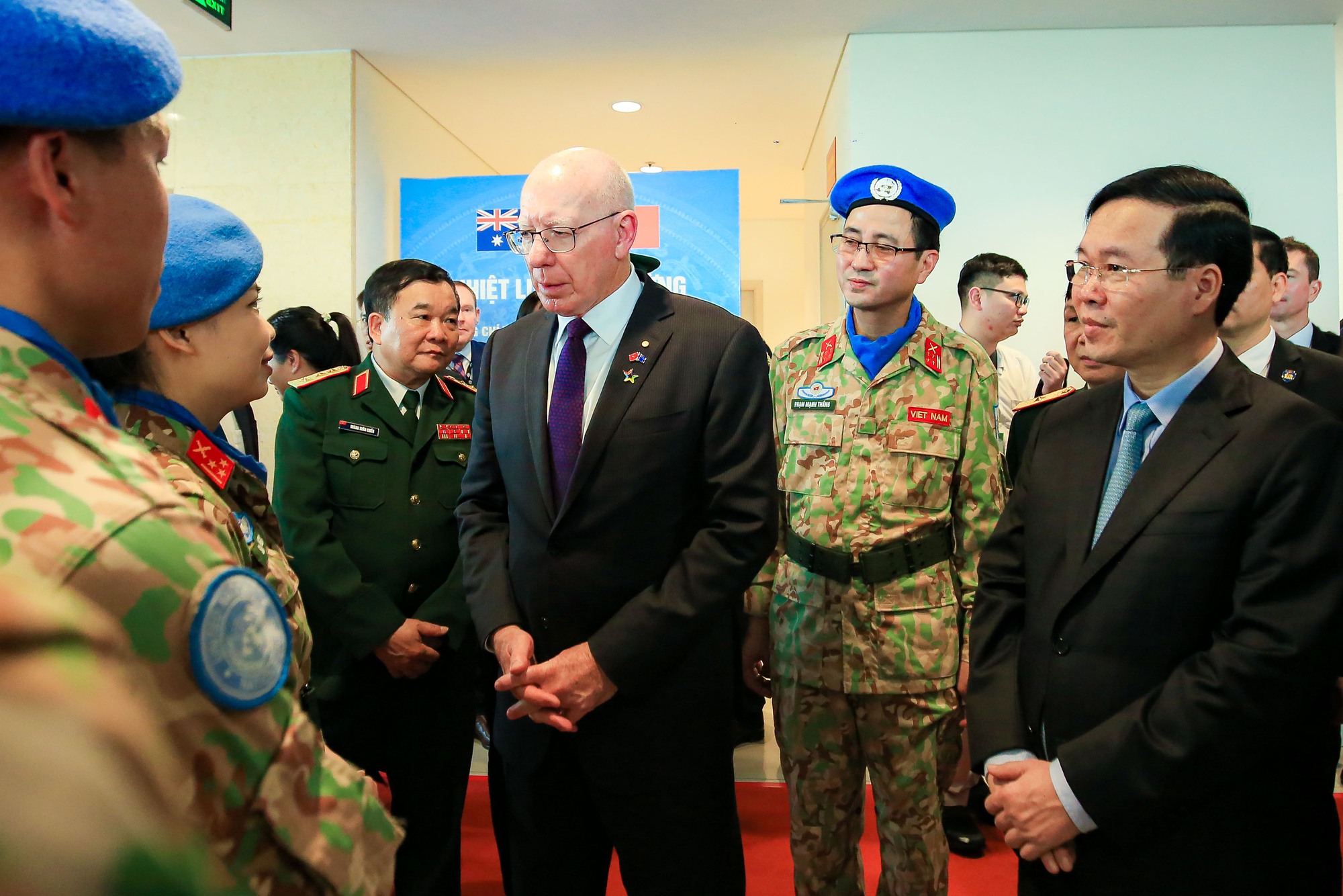 Chủ tịch nước Võ Văn Thưởng và Toàn quyền Úc thăm Cục Gìn giữ hòa bình Việt Nam - Ảnh 1.
