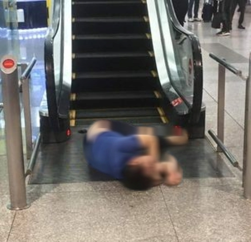 Người đàn ông nước ngoài bất ngờ rơi từ tầng 3 sảnh sân bay Nội Bài - Ảnh 2.