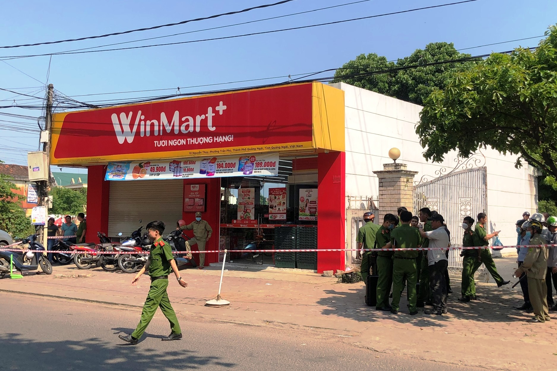Án mạng kinh hoàng tại cửa hàng Winmart+ ở Quảng Ngãi - Ảnh 1. Án mạng kinh hoàng tại cửa hàng Winmart+ ở Quảng Ngãi - Ảnh 1.