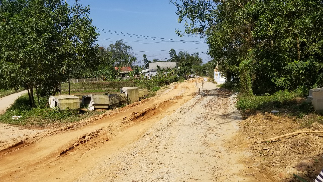 Lấy lí do xe quá tải hoành hành, nhà thầu bỏ bê thi công - Ảnh 2.