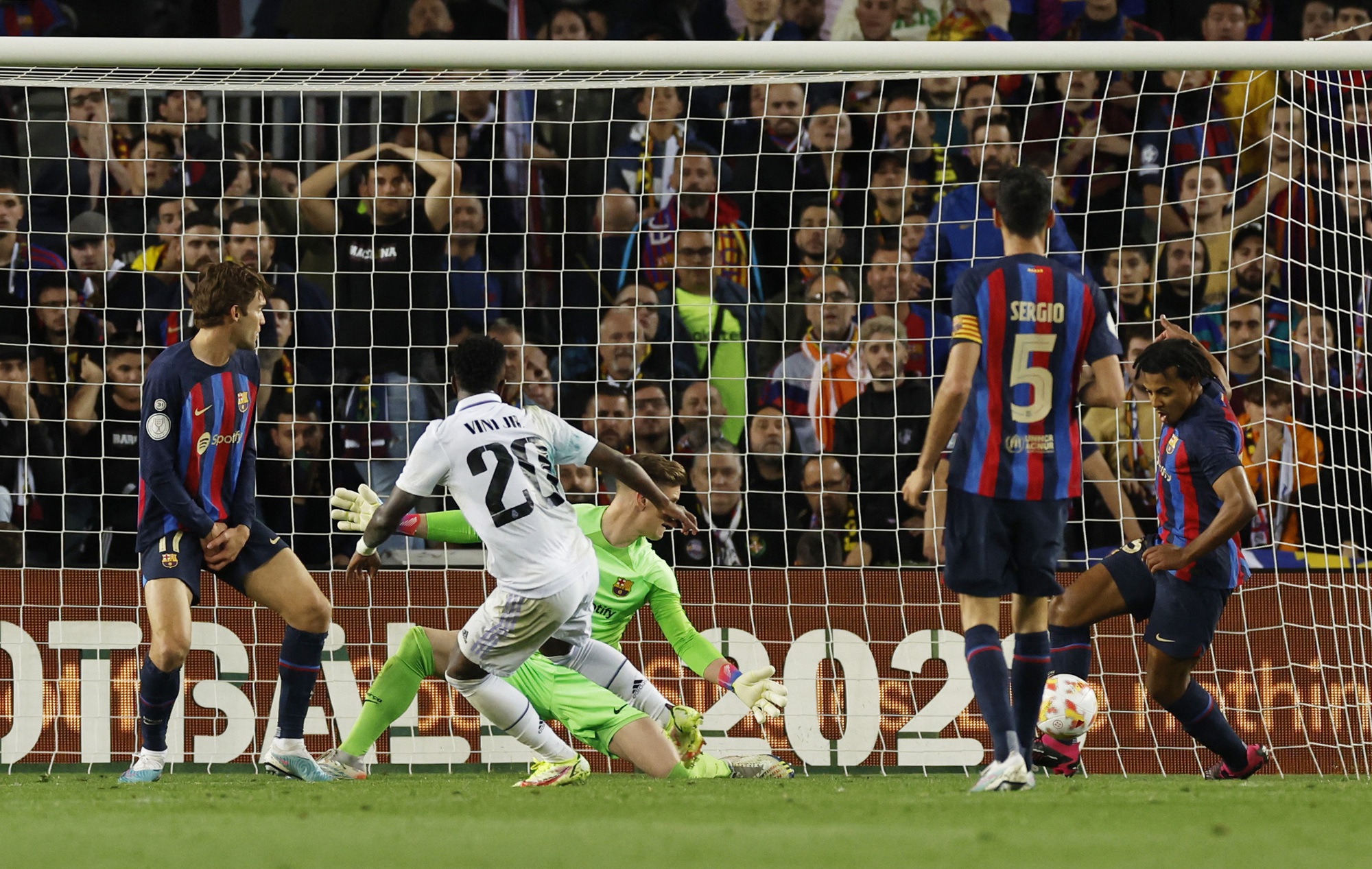 Barcelona sụp đổ siêu kinh điển, Real Madrid bay cao Cúp Nhà vua - Ảnh 3.