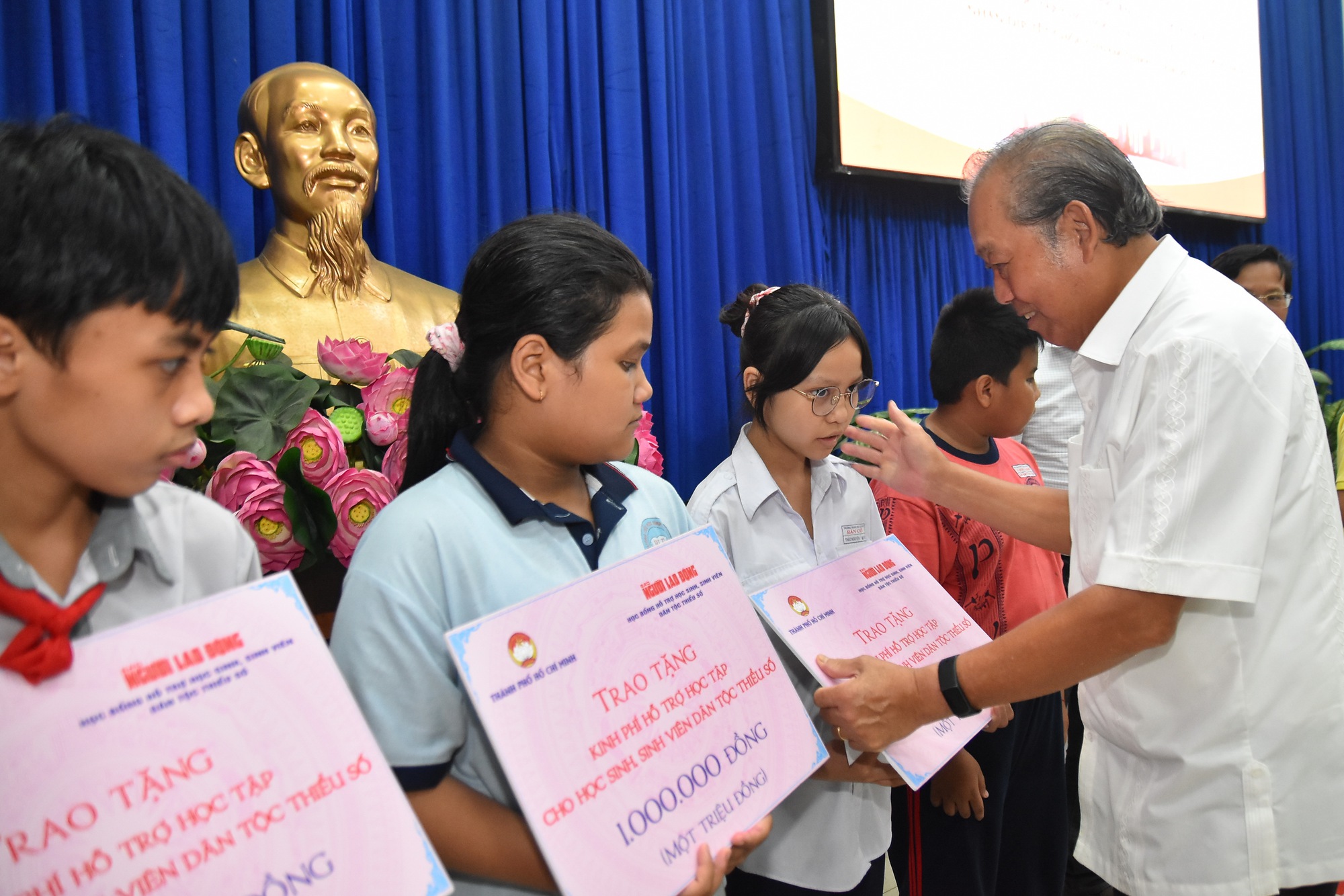 Trao quà cho học sinh, sinh viên, đồng bào dân tộc Khmer trước thềm Tết Chôl Chnăm Thmây - Ảnh 1.