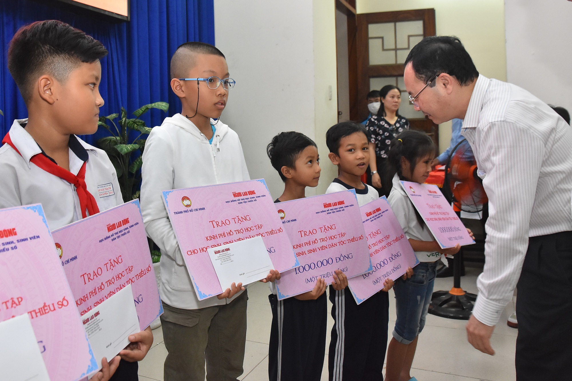 Trao quà cho học sinh, sinh viên, đồng bào dân tộc Khmer trước thềm Tết Chôl Chnăm Thmây - Ảnh 2.