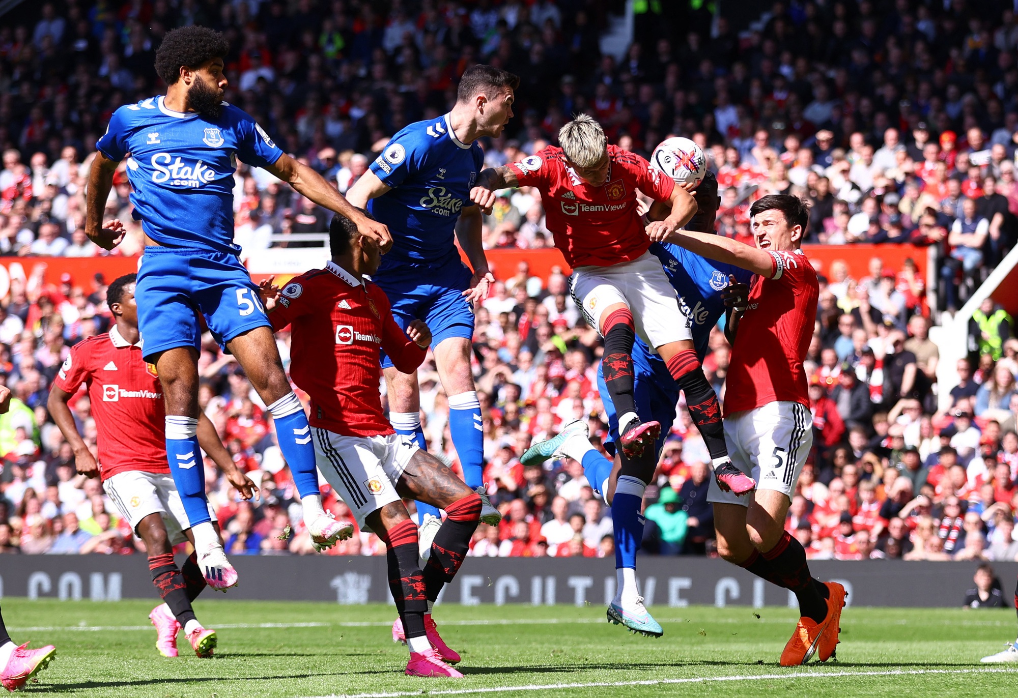 Người nhện Pickford trổ tài, Everton vẫn thua trắng Man United - Ảnh 1.