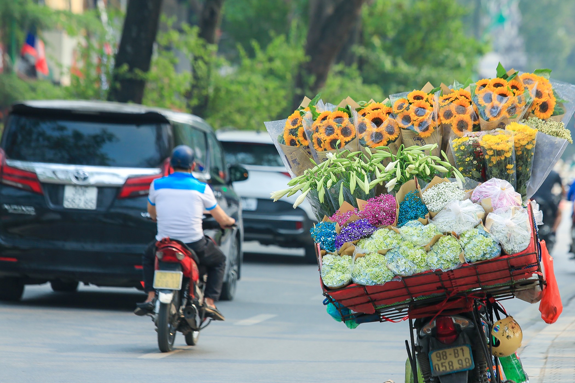 Thiếu nữ khoe sắc bên hoa loa kèn trắng tinh khôi, hương thơm dịu dàng - Ảnh 1.