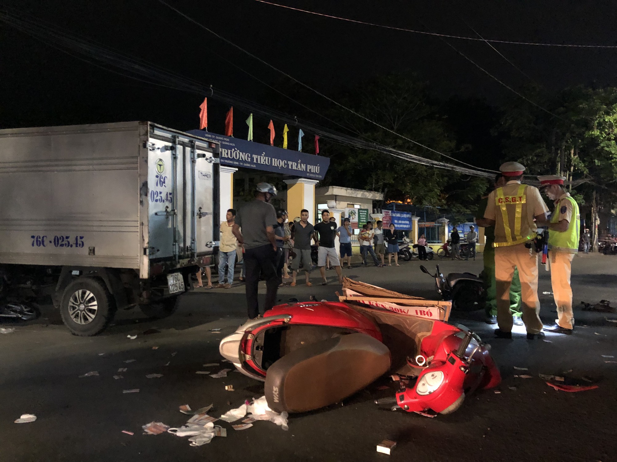 Ô tô tải mất lái tông hàng loạt xe máy khiến nhiều người bị thương - Ảnh 2.