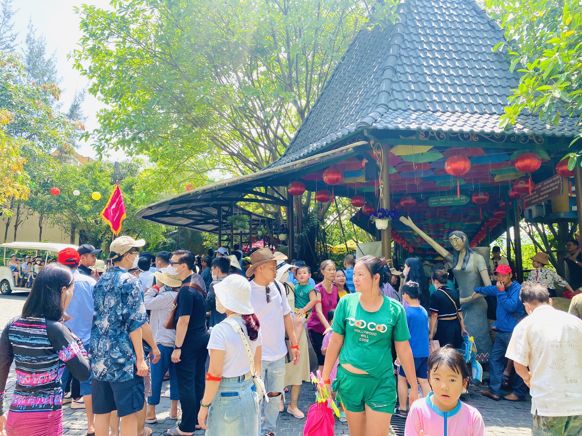 Bất ngờ lượng du khách đến tham quan Đà Nẵng - Ảnh 2. Bất ngờ lượng du khách đến tham quan Đà Nẵng - Ảnh 2.