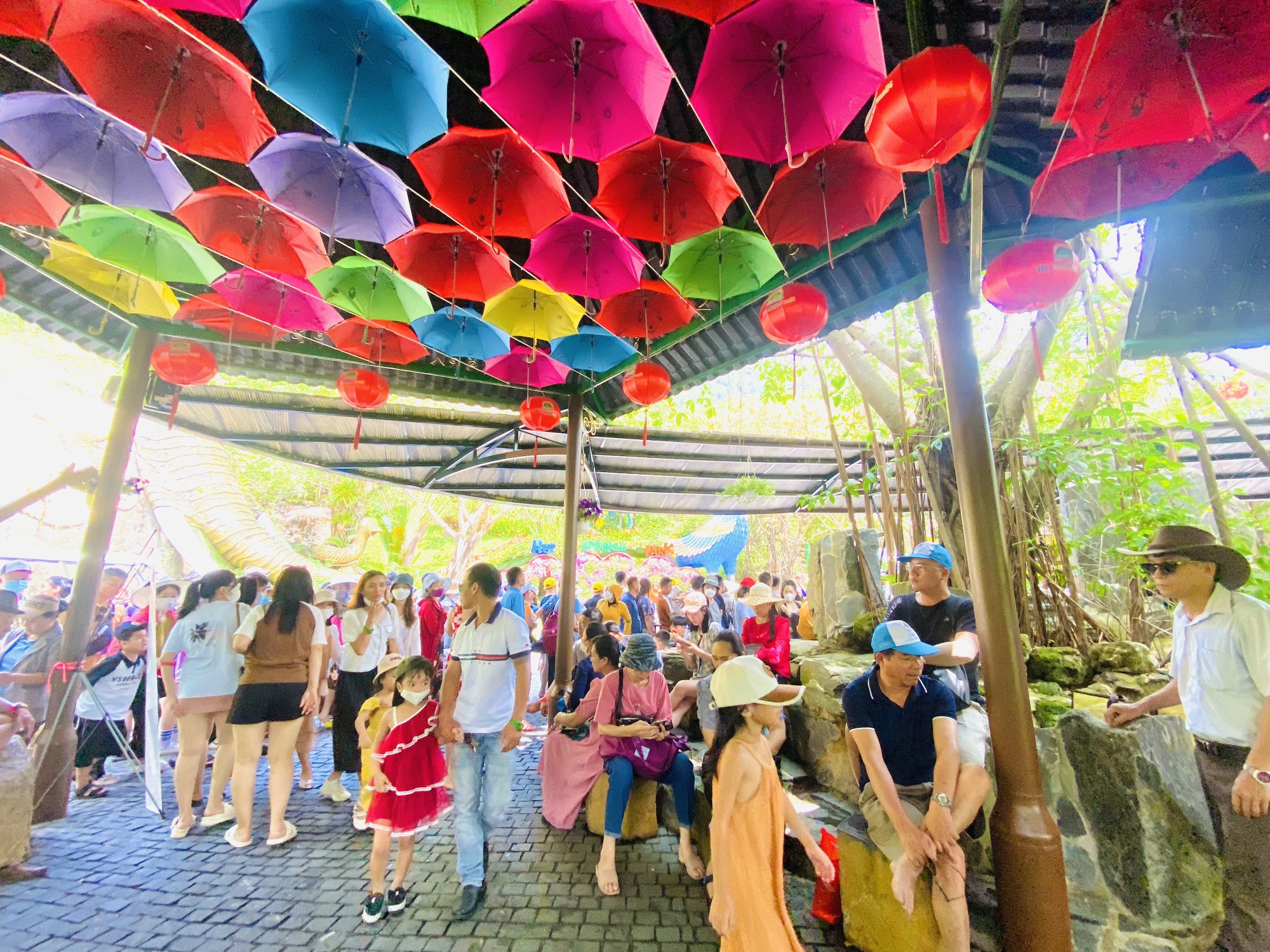 Bất ngờ lượng du khách đến tham quan Đà Nẵng - Ảnh 3. Bất ngờ lượng du khách đến tham quan Đà Nẵng - Ảnh 3.