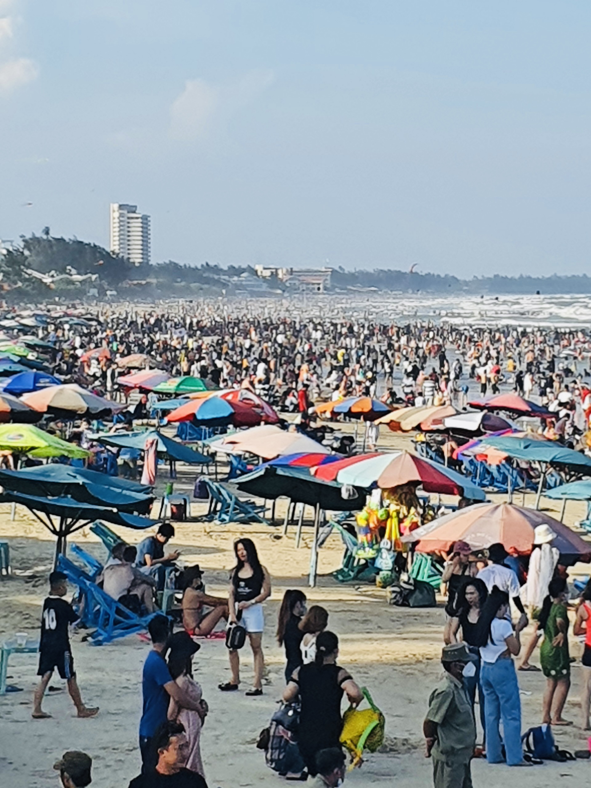 Biển người chen chúc nhau ở các bãi tắm Vũng Tàu - Ảnh 1.