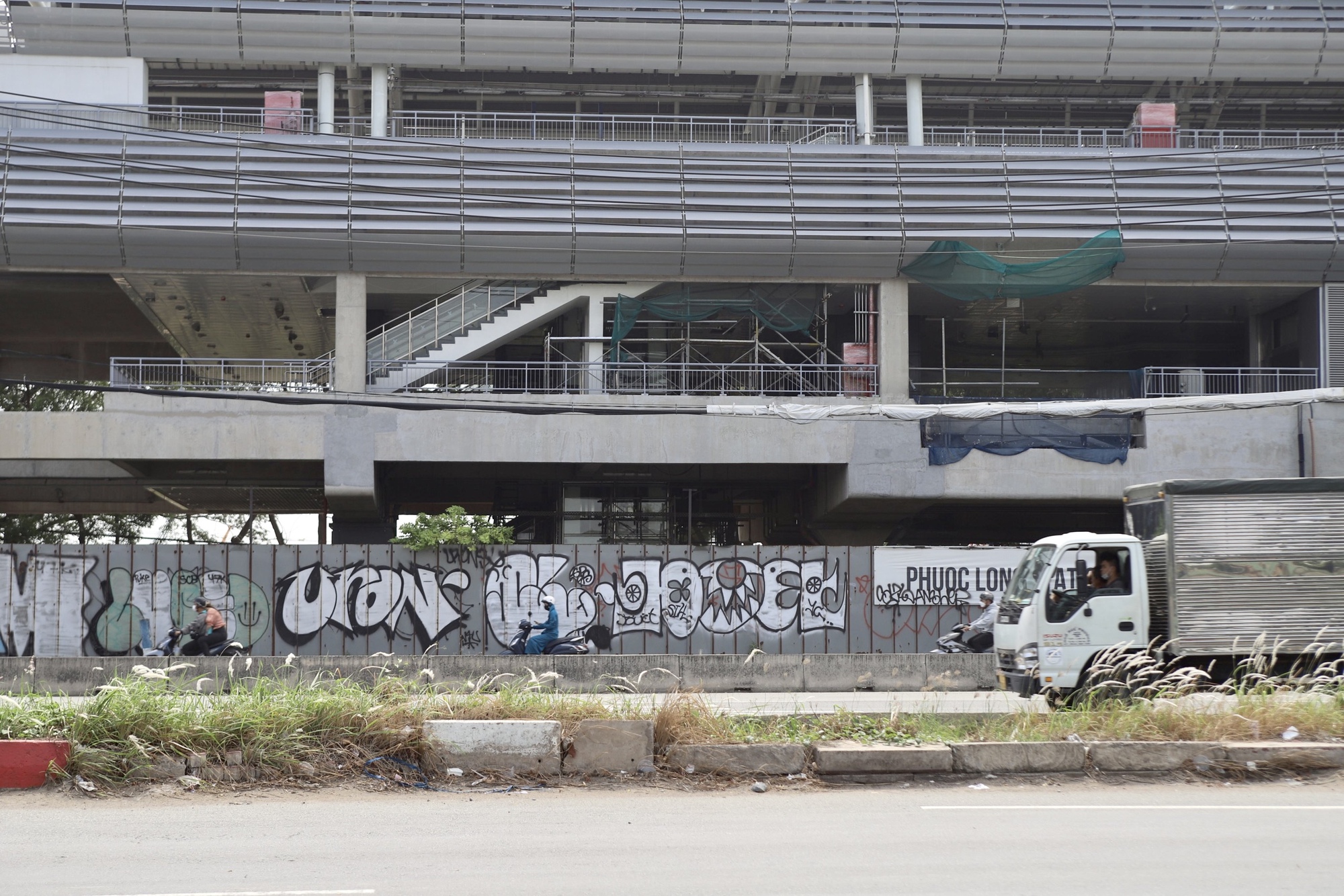 Đột kích nơi tàu metro Bến Thành - Suối Tiên bị vẽ bậy - Ảnh 4.