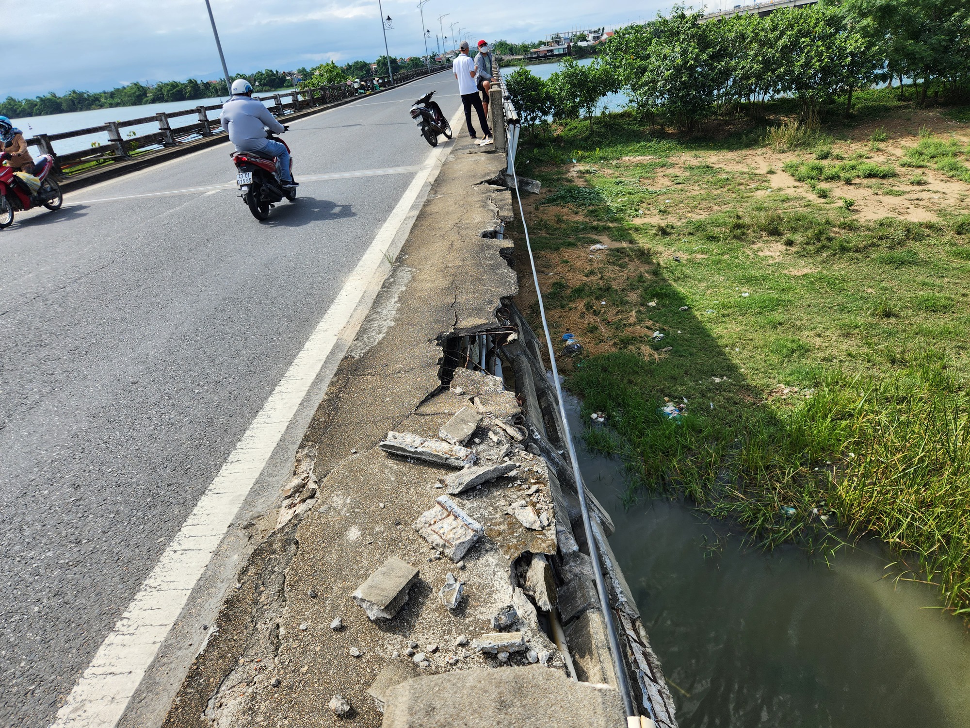 Hình ảnh một cây cầu ở Quảng Nam bất ngờ đứt gãy lan can - Ảnh 2.