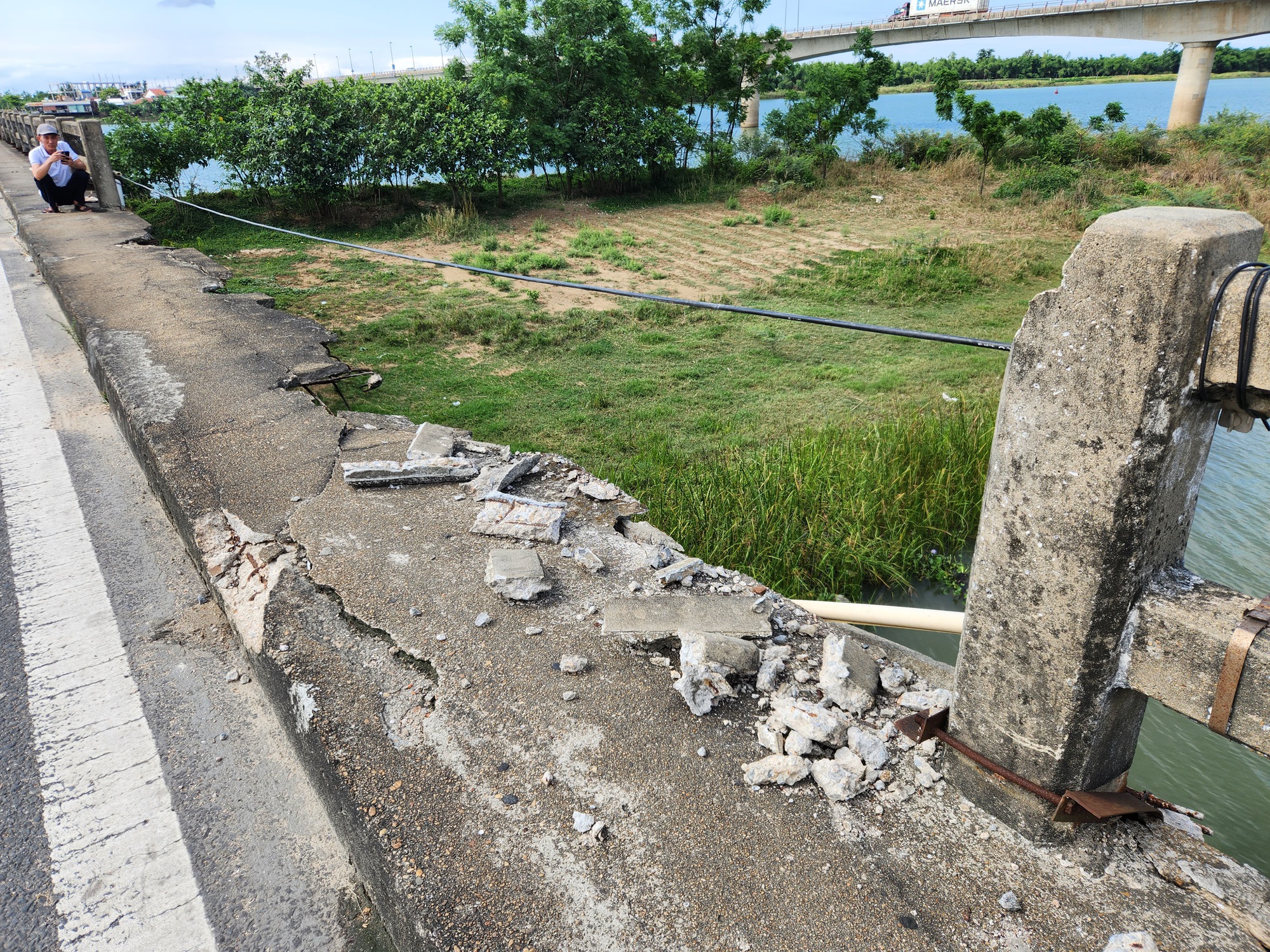 Hình ảnh một cây cầu ở Quảng Nam bất ngờ đứt gãy lan can - Ảnh 3.
