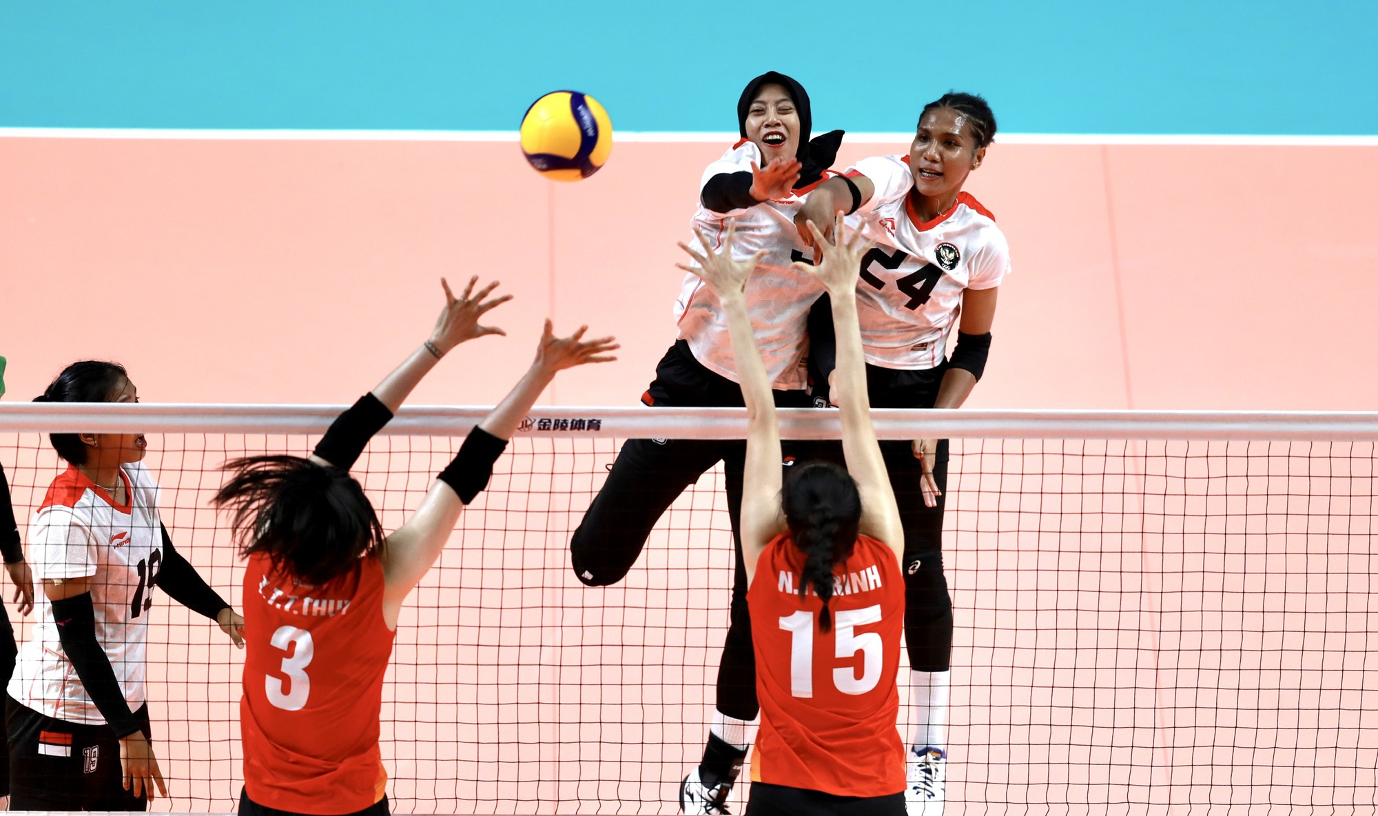 Ngược dòng loại Indonesia, tuyển Việt Nam vào chung kết bóng chuyền nữ - Ảnh 4.
