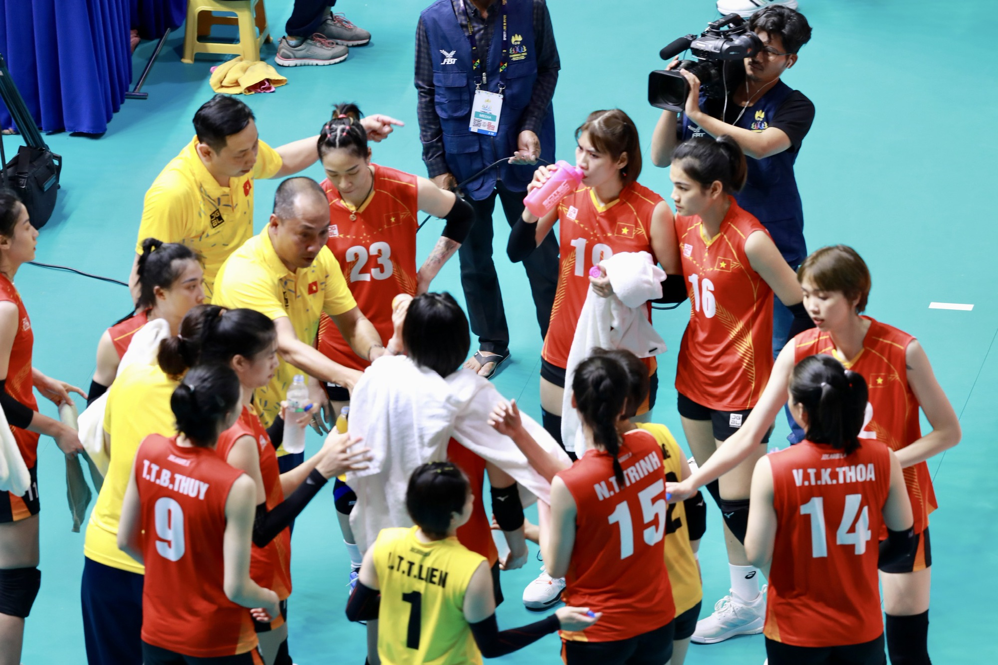 Ngược dòng loại Indonesia, tuyển Việt Nam vào chung kết bóng chuyền nữ - Ảnh 3.