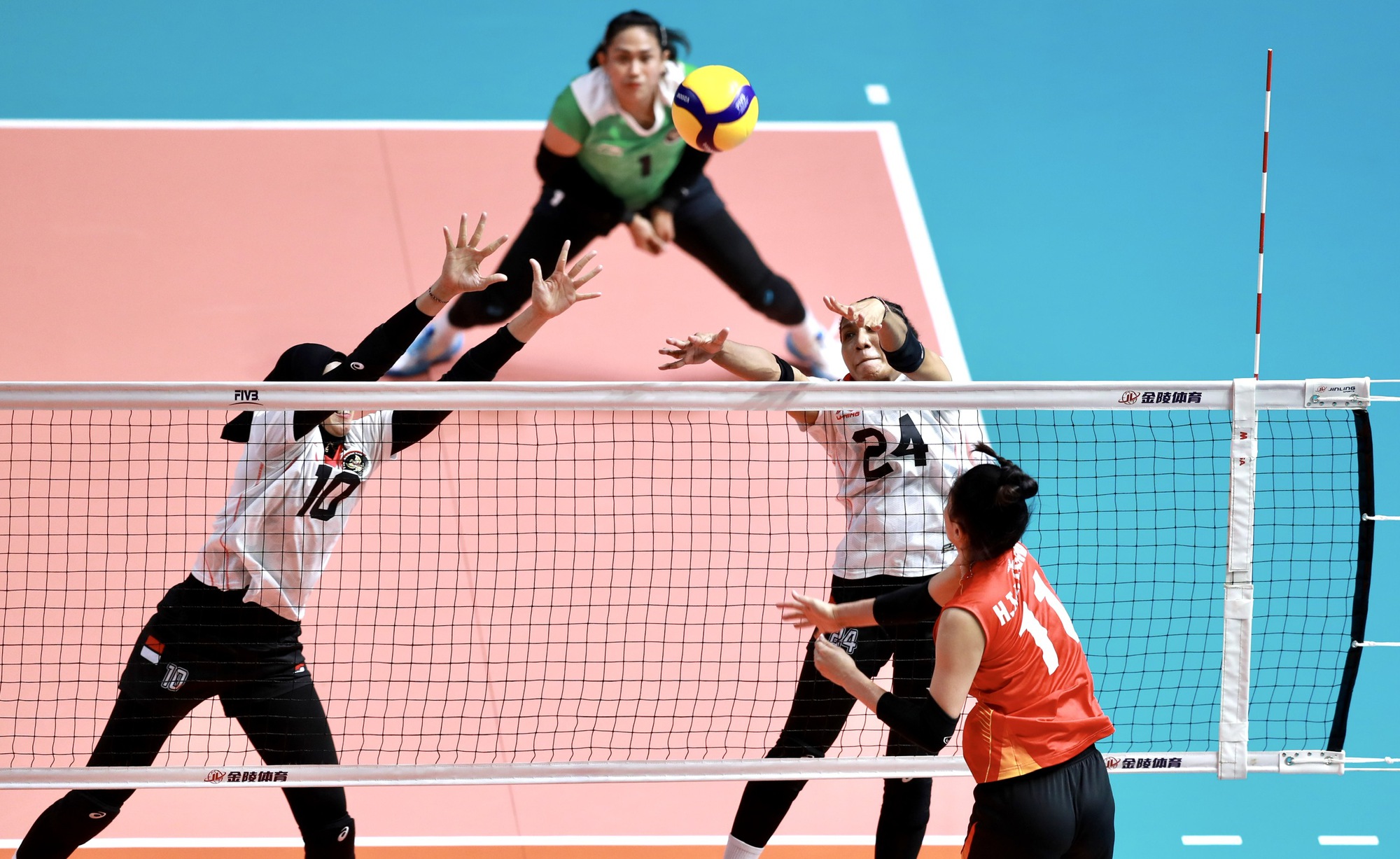 Ngược dòng loại Indonesia, tuyển Việt Nam vào chung kết bóng chuyền nữ - Ảnh 1.