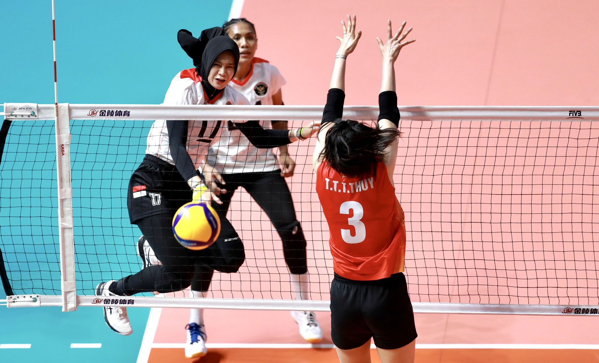 Ngược dòng loại Indonesia, tuyển Việt Nam vào chung kết bóng chuyền nữ - Ảnh 2.