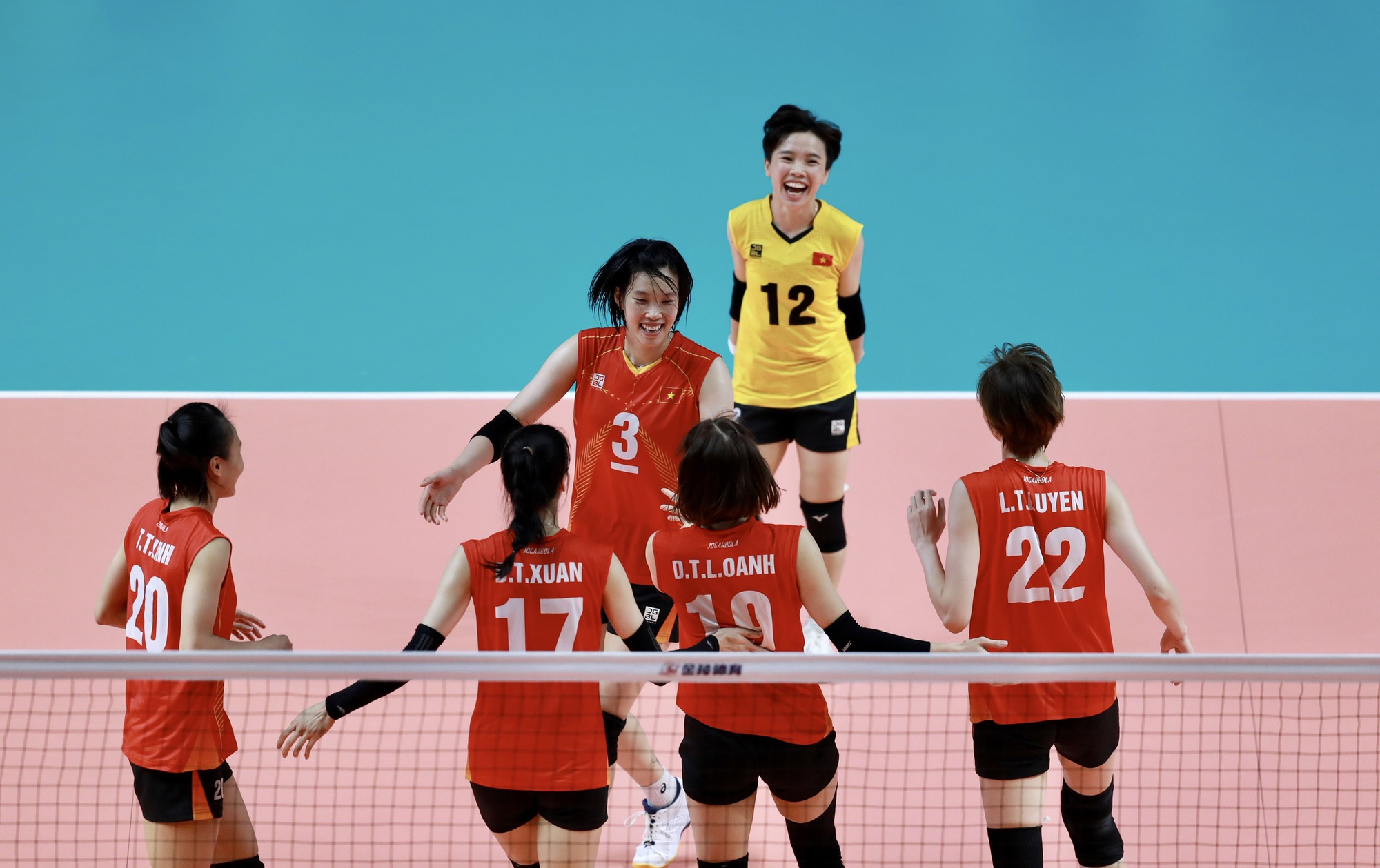 Ngược dòng loại Indonesia, tuyển Việt Nam vào chung kết bóng chuyền nữ - Ảnh 7.