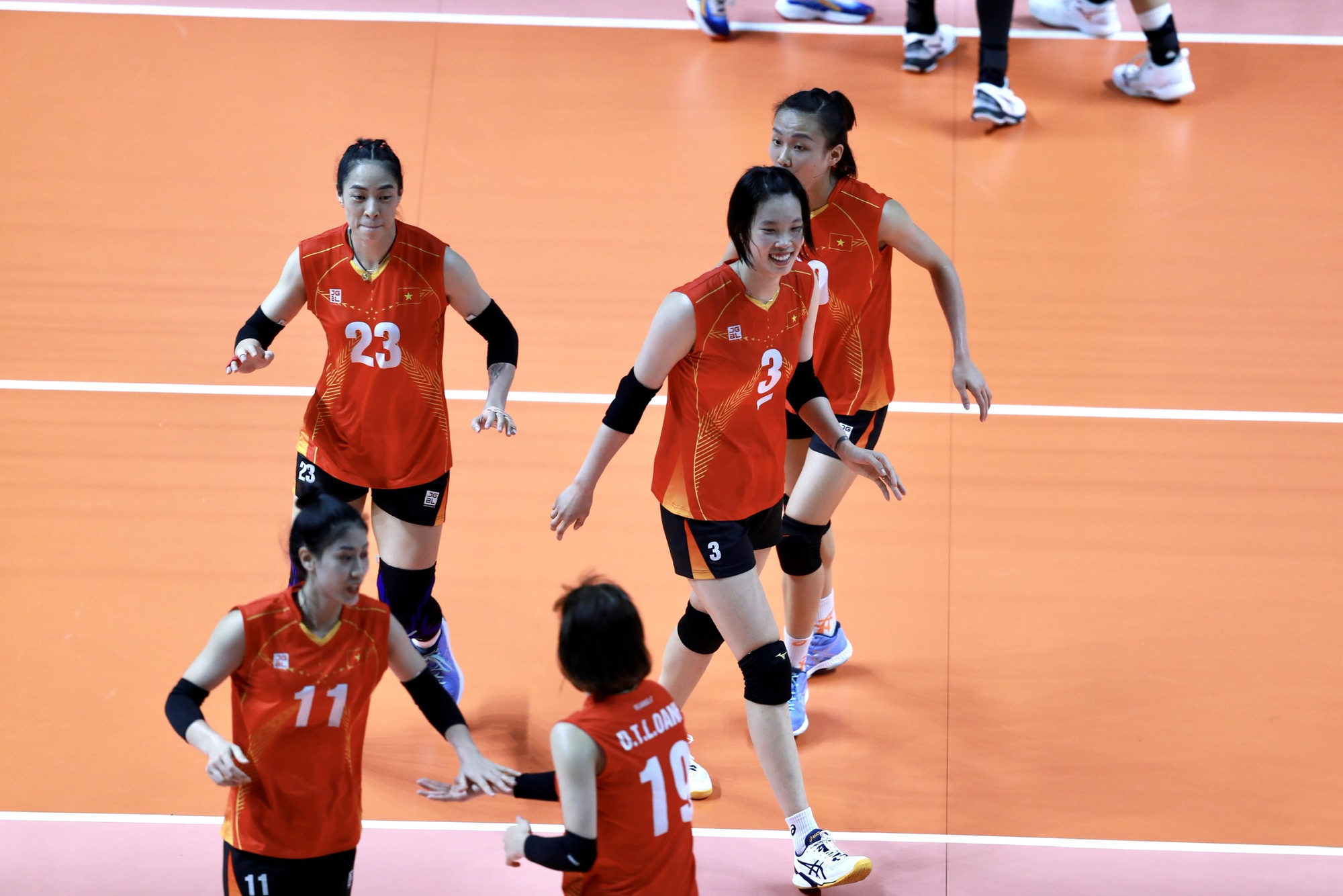 Ngược dòng loại Indonesia, tuyển Việt Nam vào chung kết bóng chuyền nữ - Ảnh 5.
