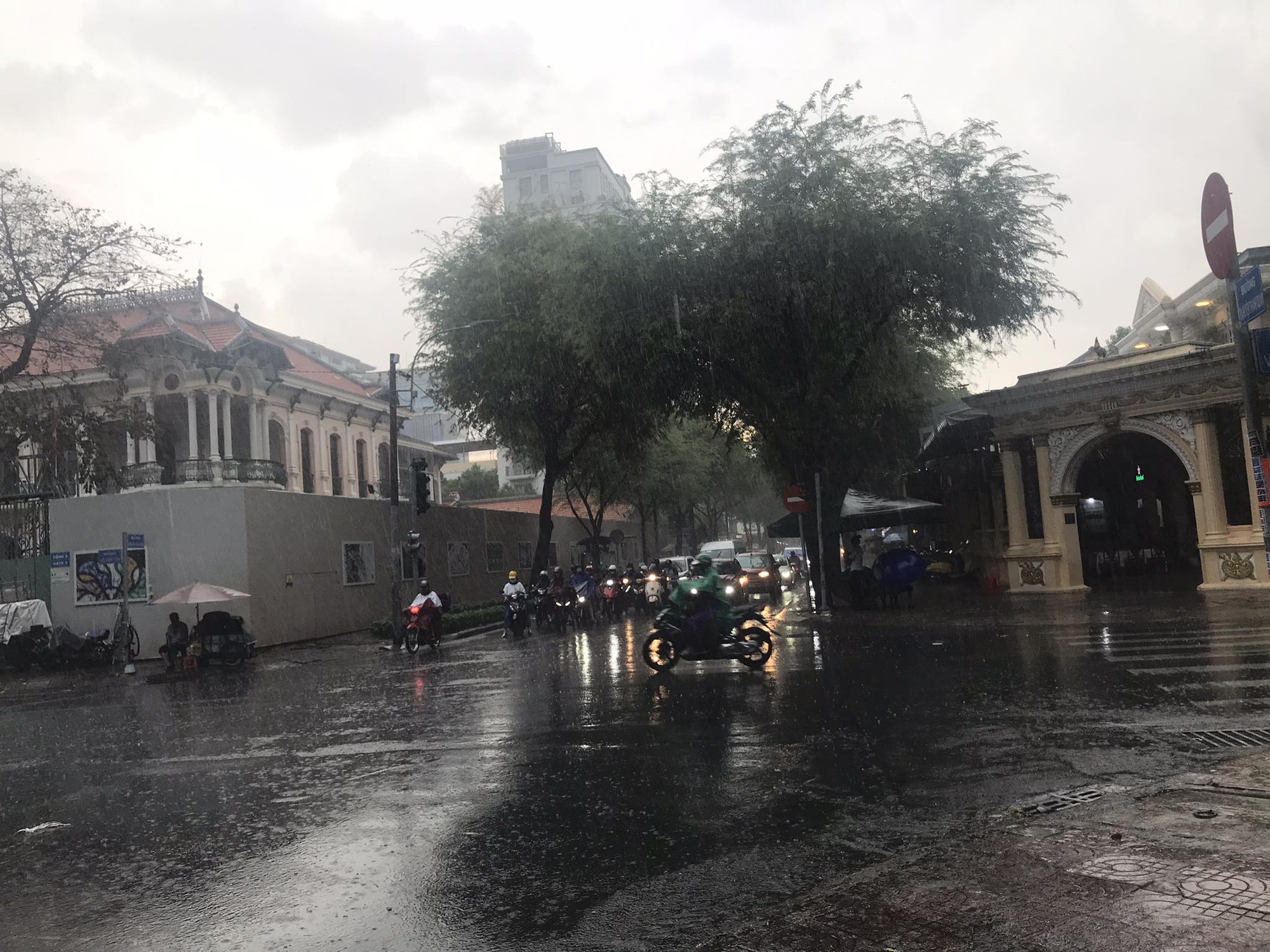 Sau trận mưa lớn gây ngập chiều nay, thời tiết TP HCM và Nam Bộ ra sao? - Ảnh 1.