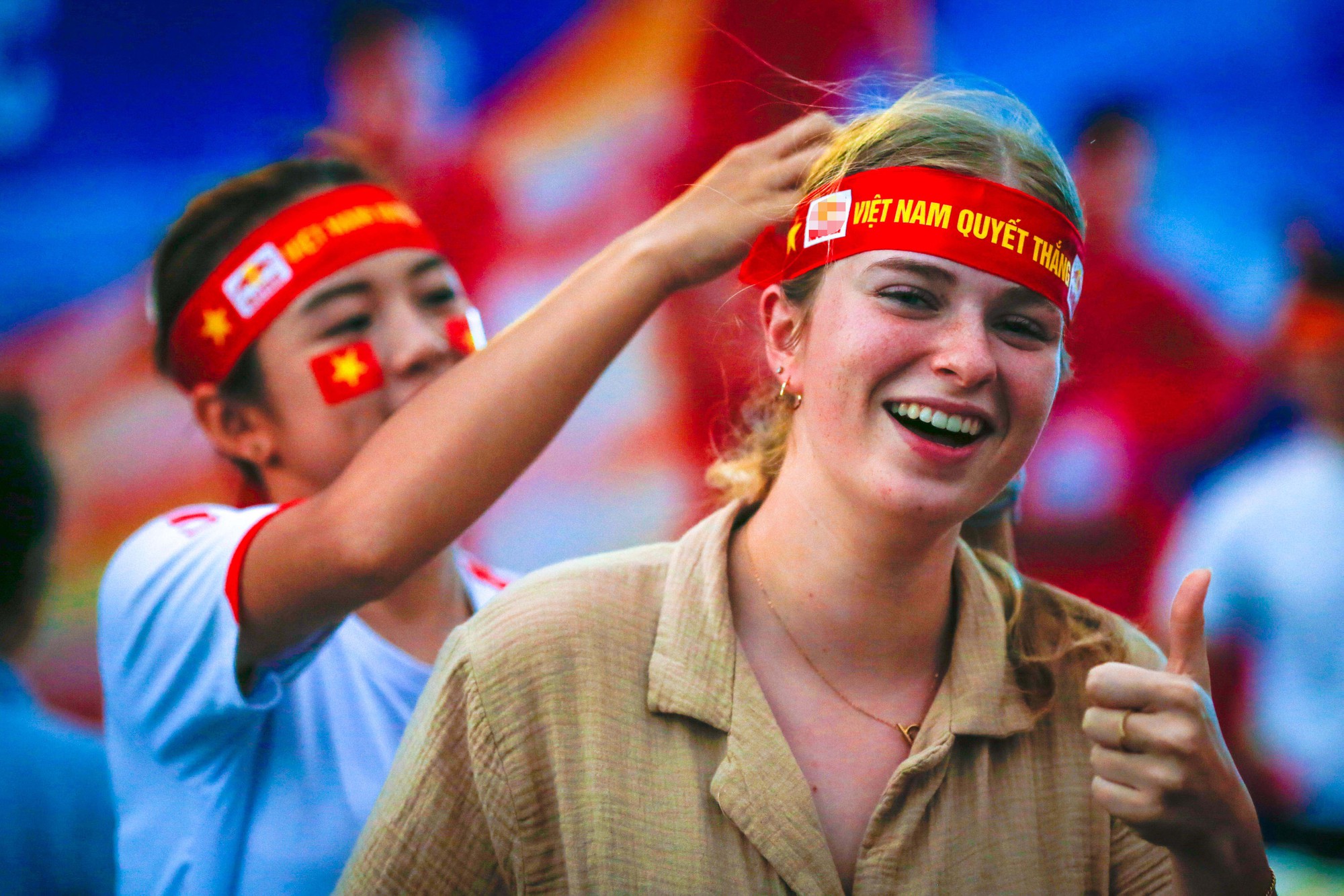 TP HCM: Cổ động viên bùng nổ với chiến thắng của tuyển nữ Việt Nam - Ảnh 1.