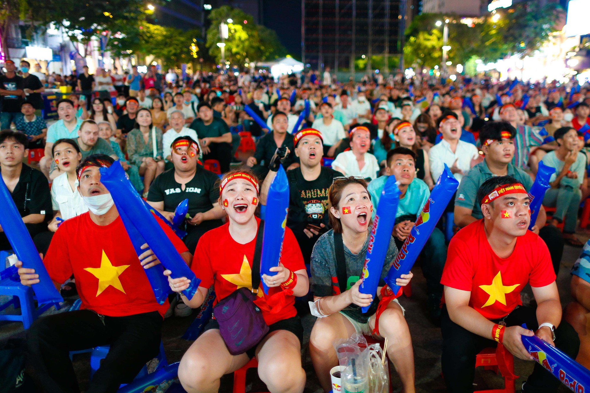 TP HCM: Cổ động viên bùng nổ với chiến thắng của tuyển nữ Việt Nam - Ảnh 4.