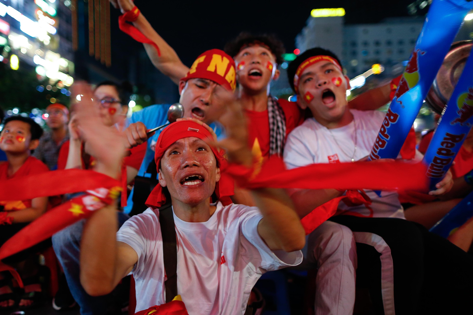 TP HCM: Cổ động viên bùng nổ với chiến thắng của tuyển nữ Việt Nam - Ảnh 5.