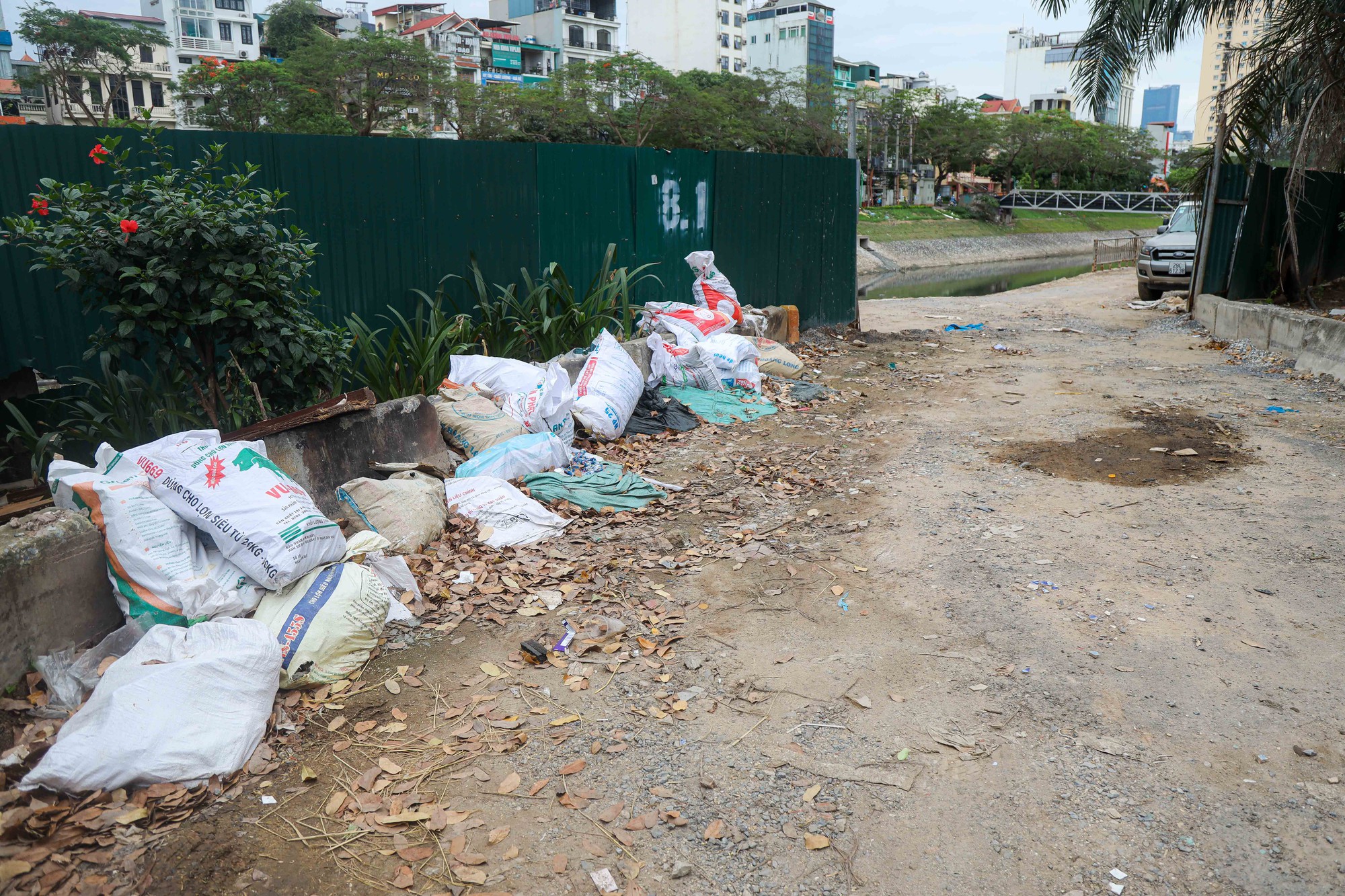 Tuyến đường đi bộ ven sông Tô Lịch nhếch nhác, mất mĩ quan - Ảnh 14.