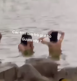 Xôn xao hình ảnh 2 cô gái tắm tiên ở hồ Gươm - Ảnh 1.