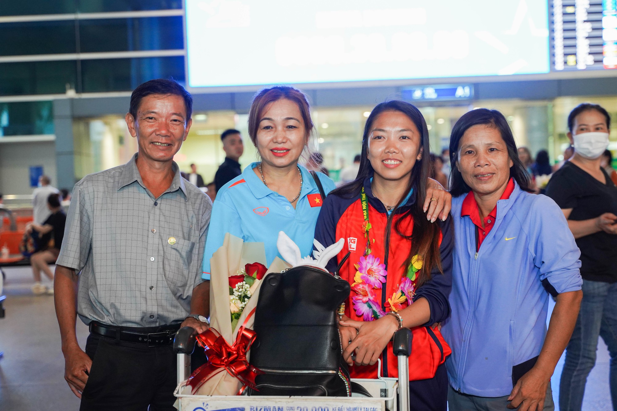 Hình ảnh đón đội tuyển bóng đá nữ Việt Nam tại Tân Sơn Nhất - Ảnh 7.