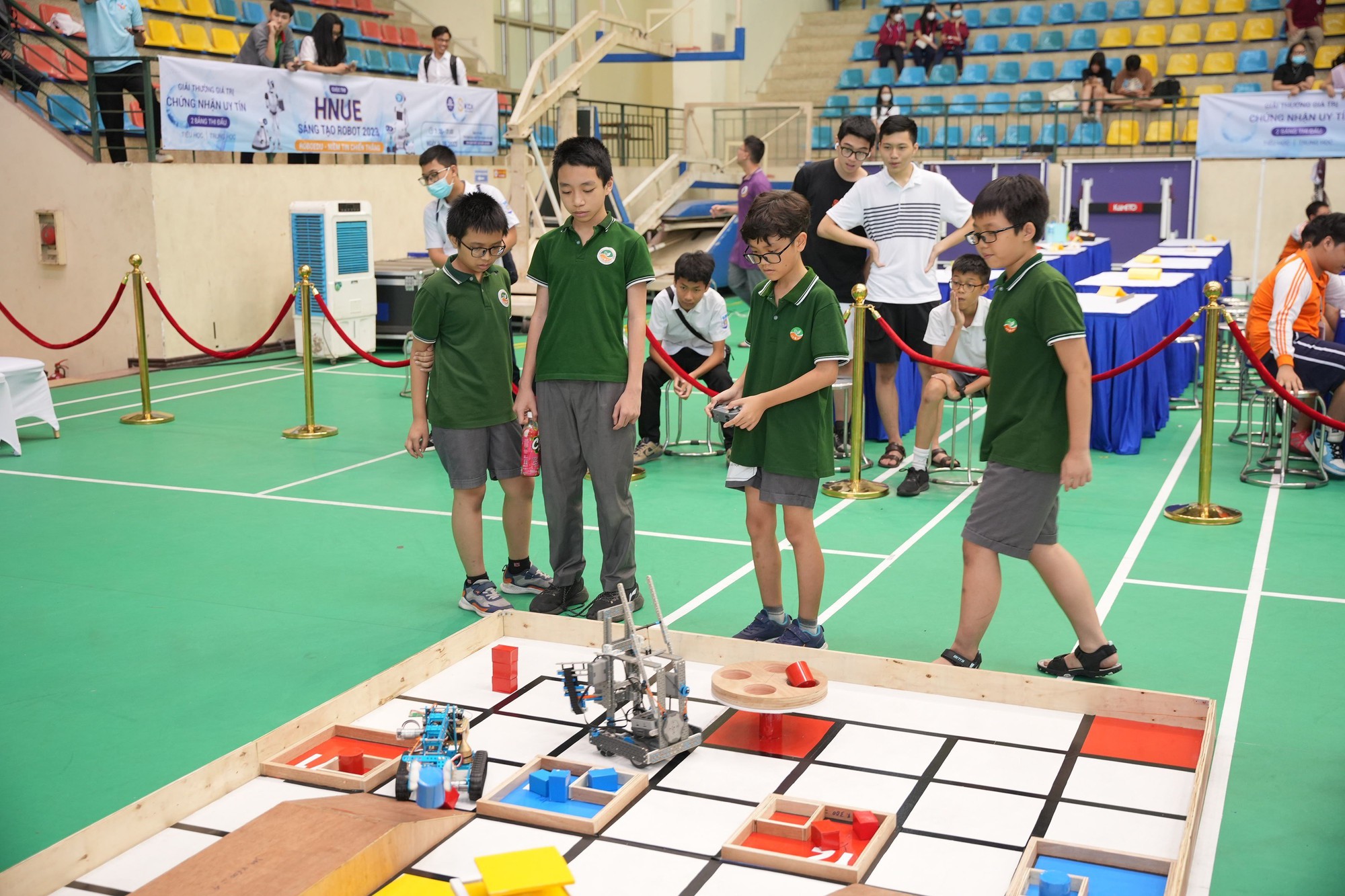 Thiết kế robot giúp du khách di chuyển an toàn