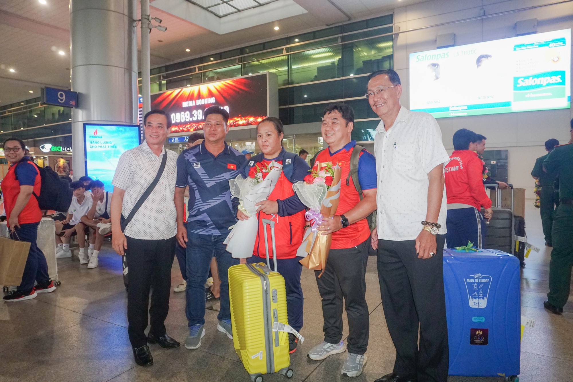 Đội tuyển U22 Việt Nam cùng nhiều đội tuyển tham gia SEA Games 32 trở về nước - Ảnh 14.