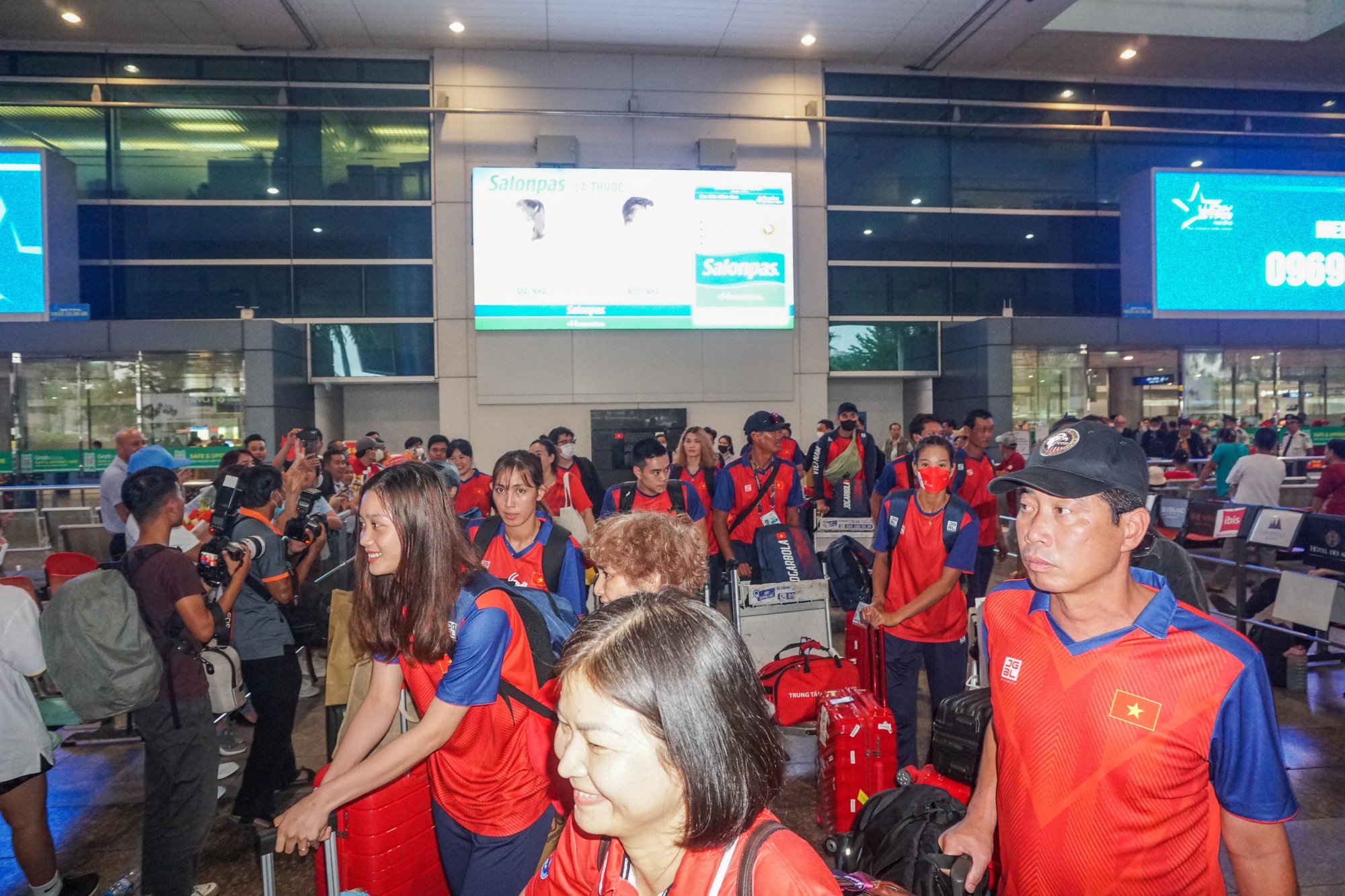 Đội tuyển U22 Việt Nam cùng nhiều đội tuyển tham gia SEA Games 32 trở về nước - Ảnh 11.