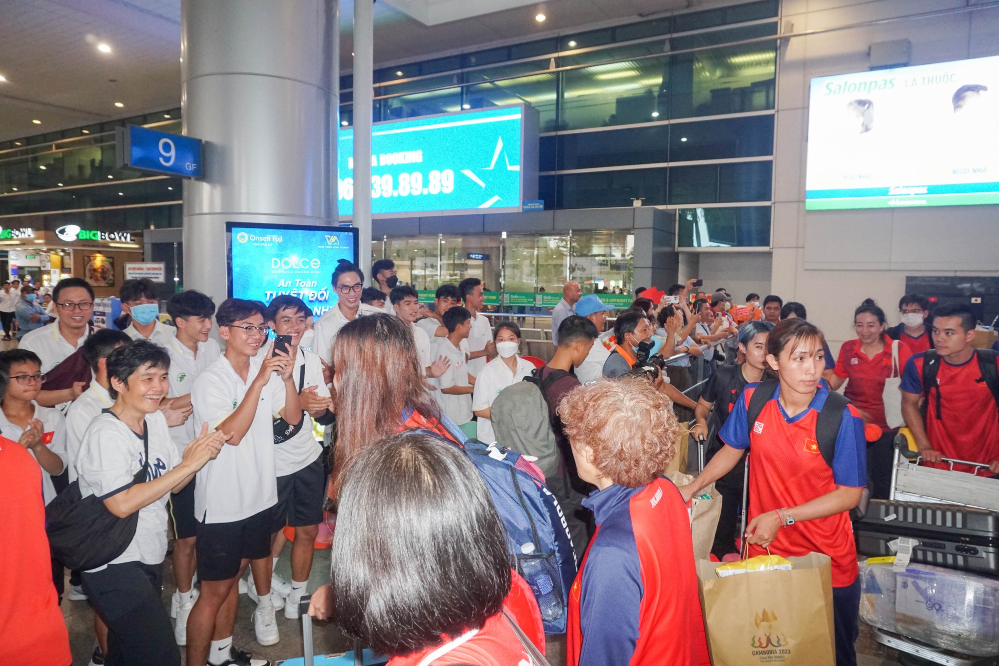 Đội tuyển U22 Việt Nam cùng nhiều đội tuyển tham gia SEA Games 32 trở về nước - Ảnh 16.