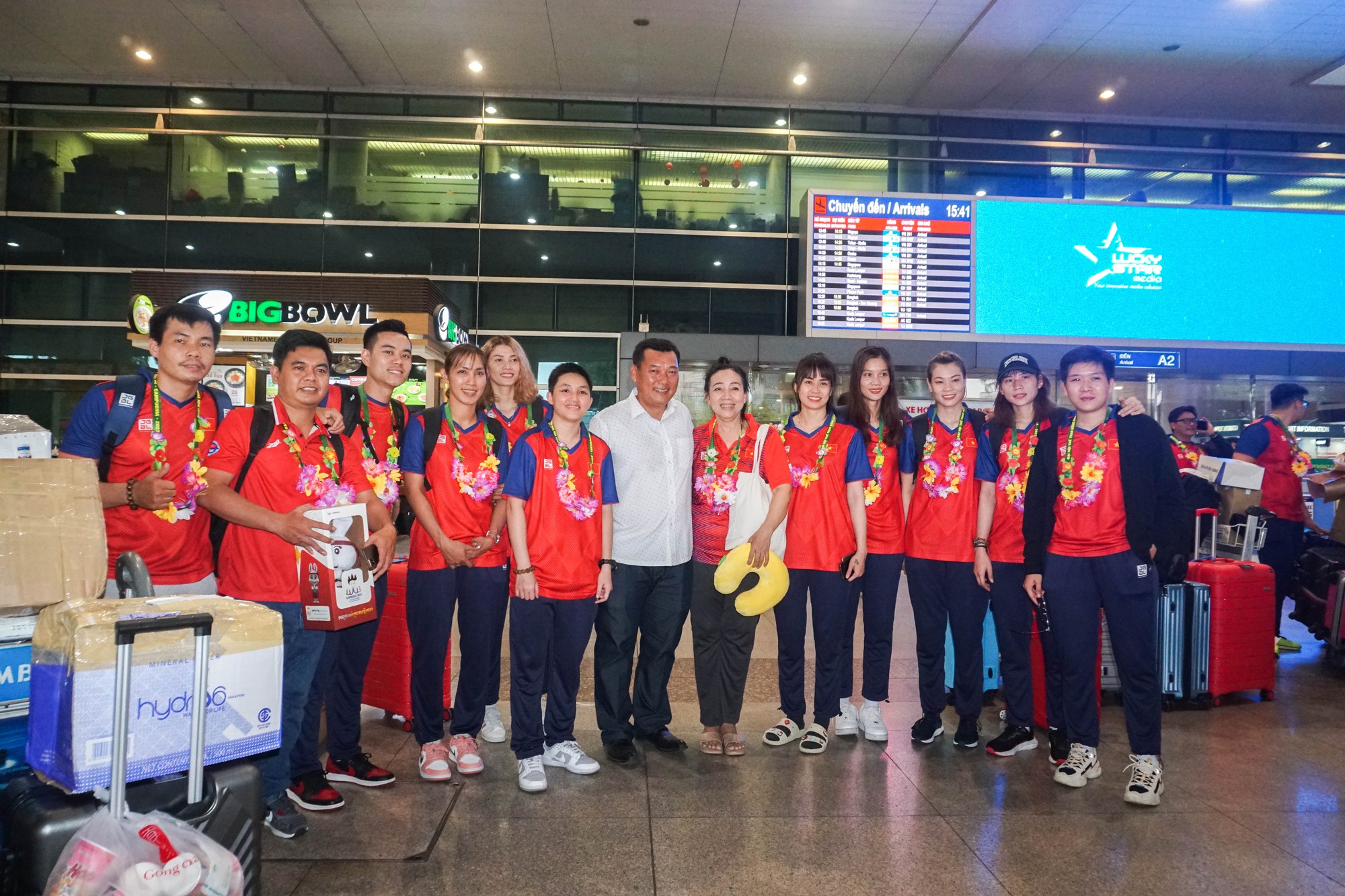 Đội tuyển U22 Việt Nam cùng nhiều đội tuyển tham gia SEA Games 32 trở về nước - Ảnh 13.