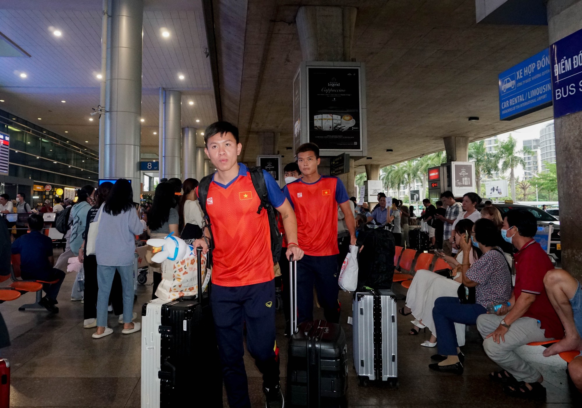 Đội tuyển U22 Việt Nam cùng nhiều đội tuyển tham gia SEA Games 32 trở về nước - Ảnh 10.