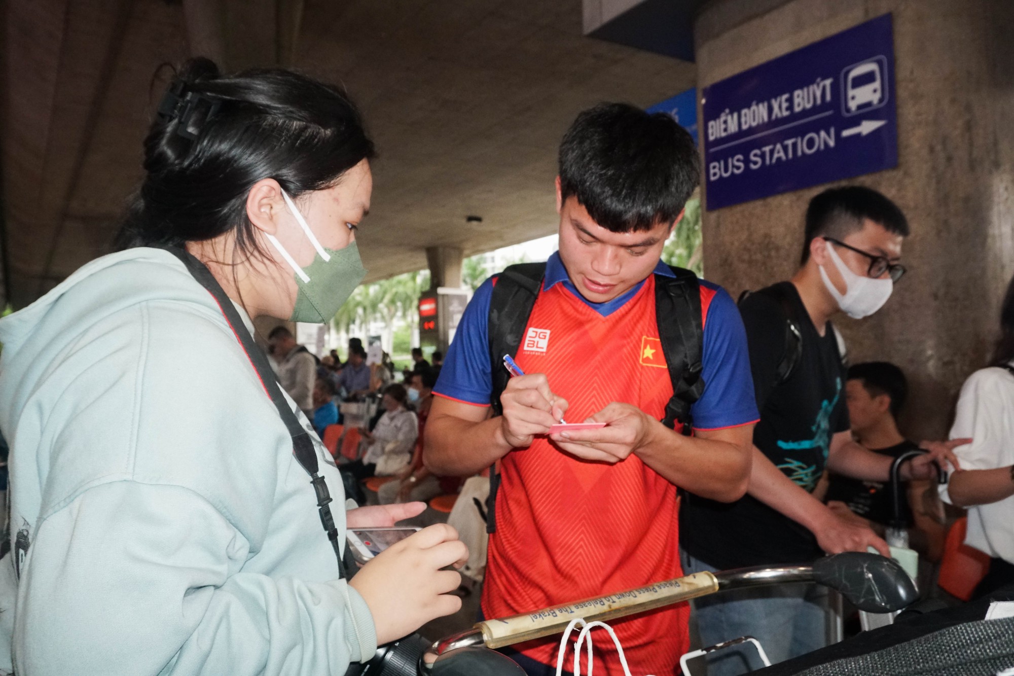 Đội tuyển U22 Việt Nam cùng nhiều đội tuyển tham gia SEA Games 32 trở về nước - Ảnh 2.