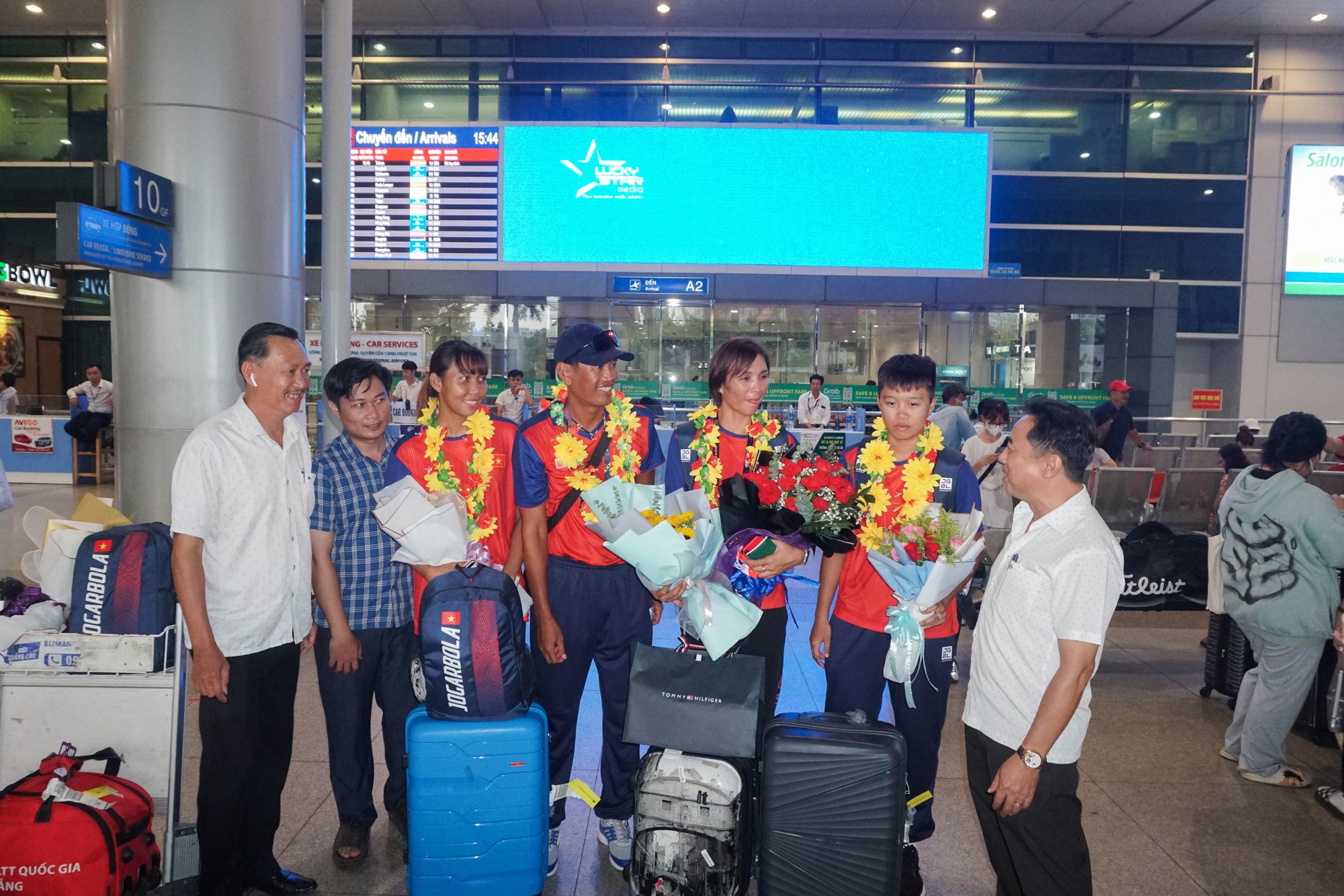 Đội tuyển U22 Việt Nam cùng nhiều đội tuyển tham gia SEA Games 32 trở về nước - Ảnh 12.