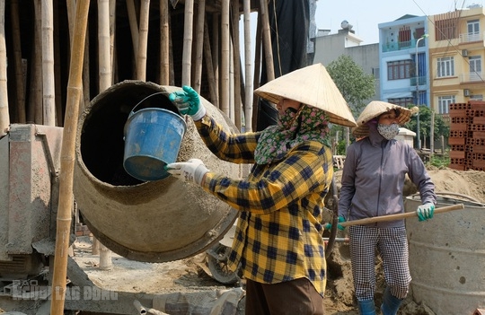 Người lao động mưu sinh dưới tiết trời nắng như đổ lửa - Ảnh 3.