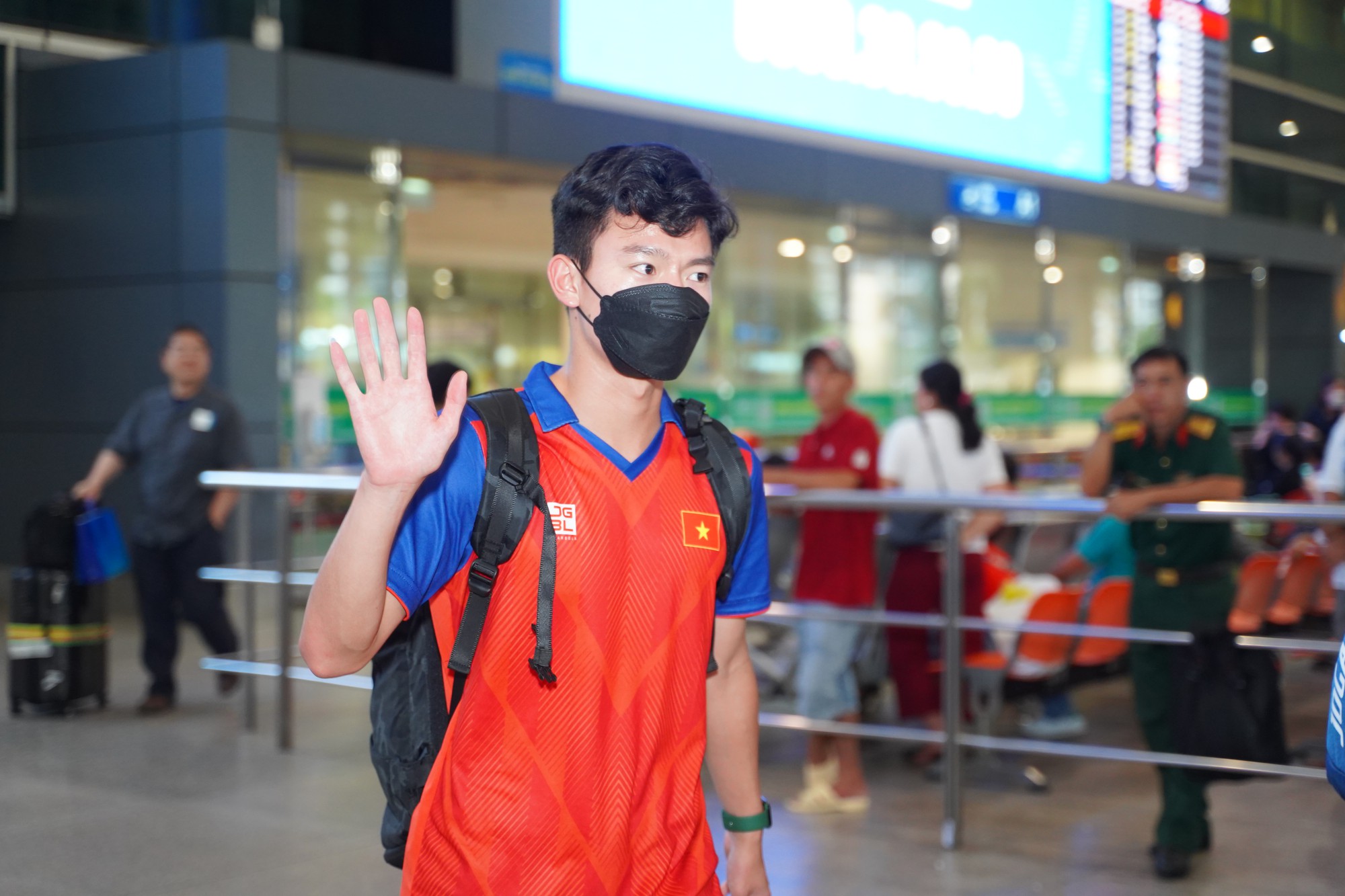 Đội tuyển U22 Việt Nam cùng nhiều đội tuyển tham gia SEA Games 32 trở về nước - Ảnh 4.